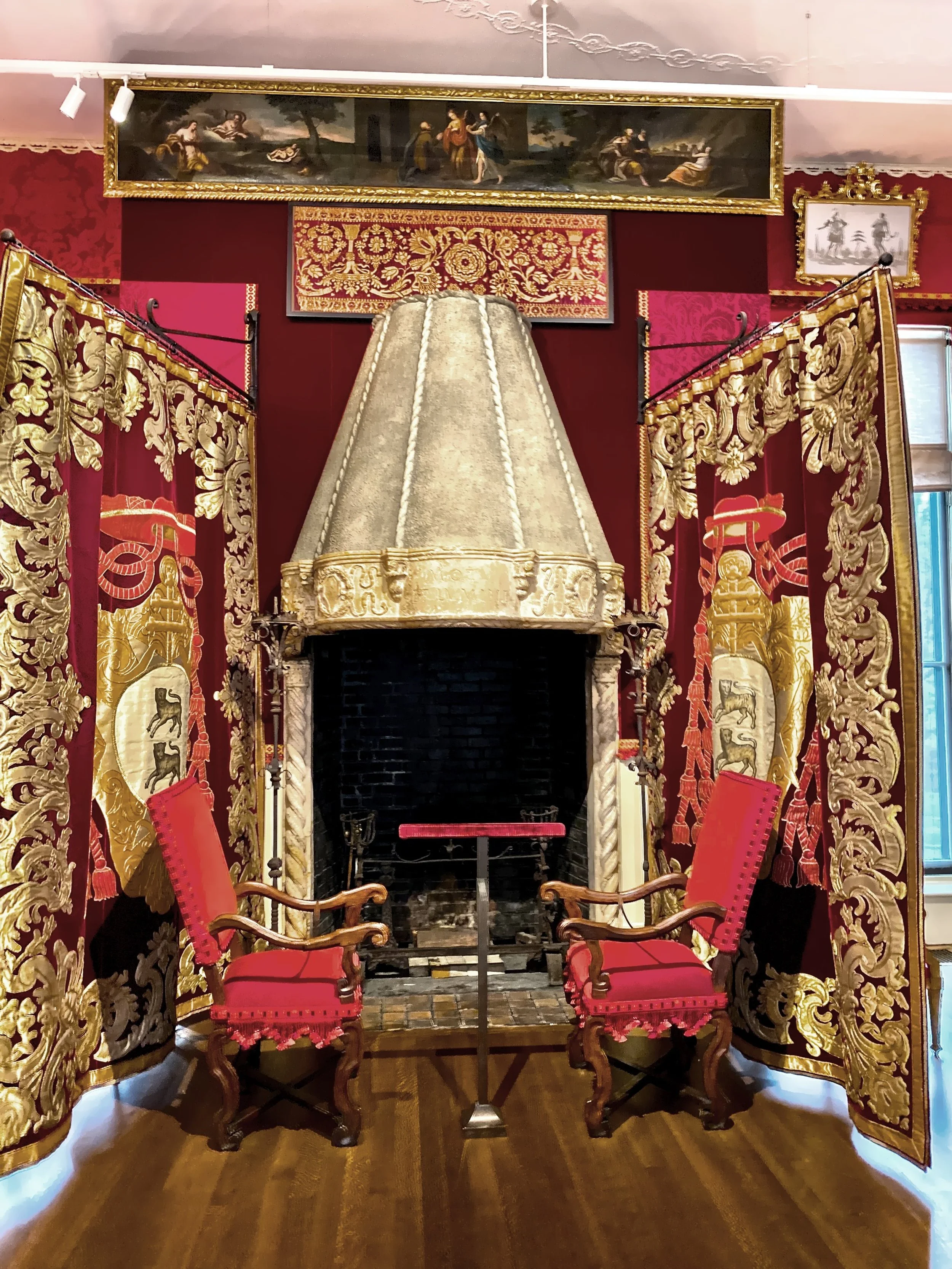  The Venitian-style fireplace in the Raphael Room 