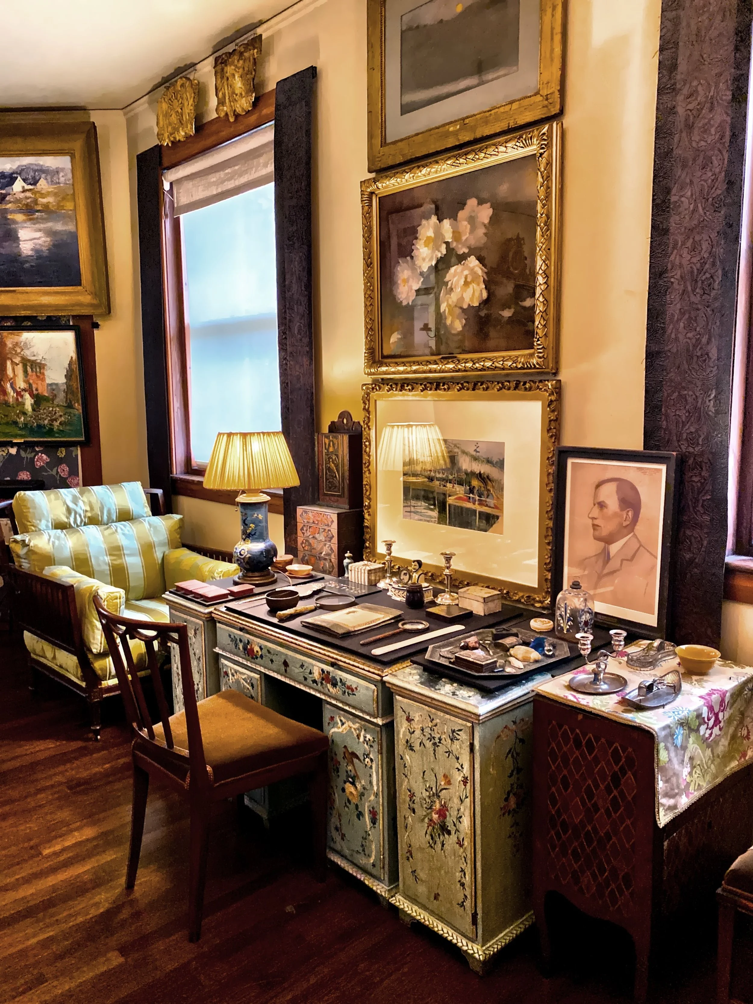  Her collection consisted of over 3,000 rare books, and 7,000 archival objects. 
