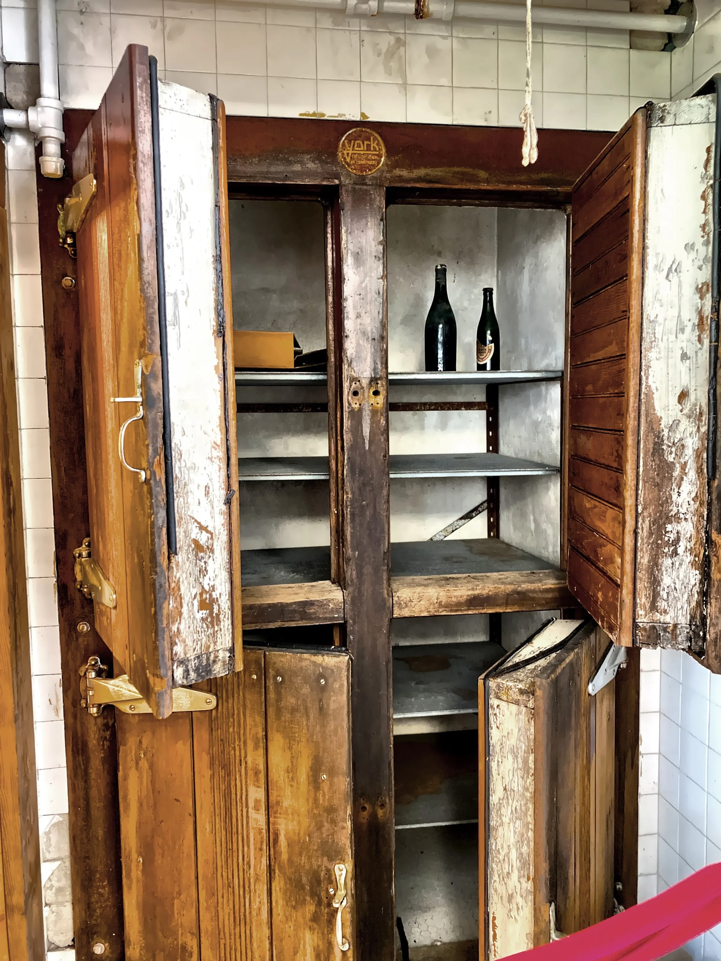  The large ice box 