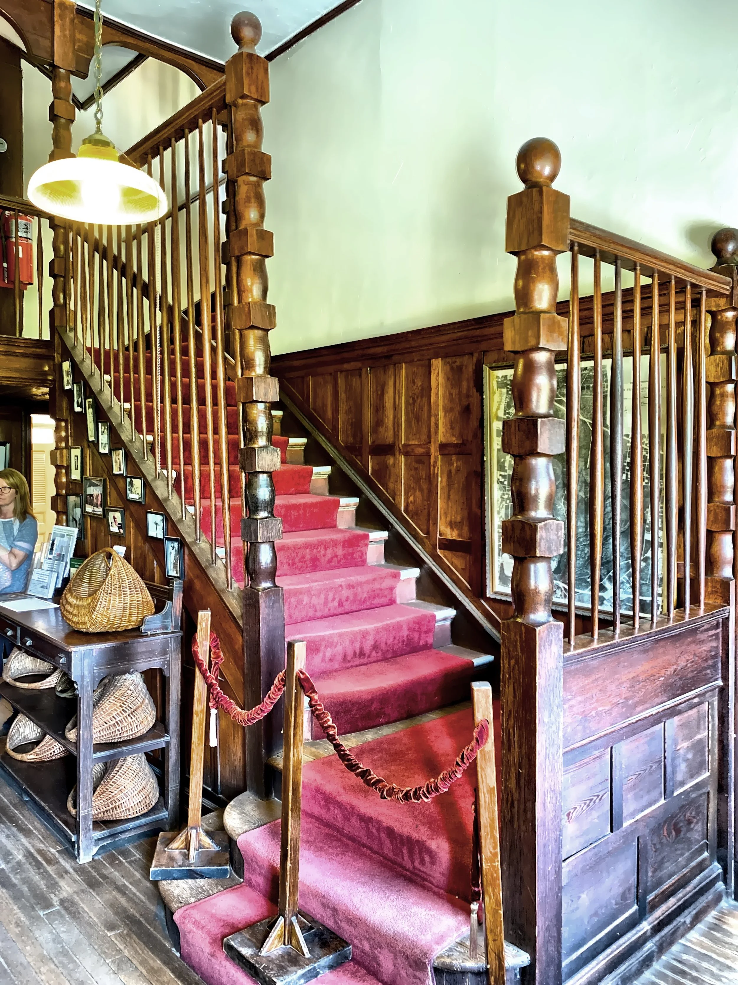  The staircase in the main entrance 