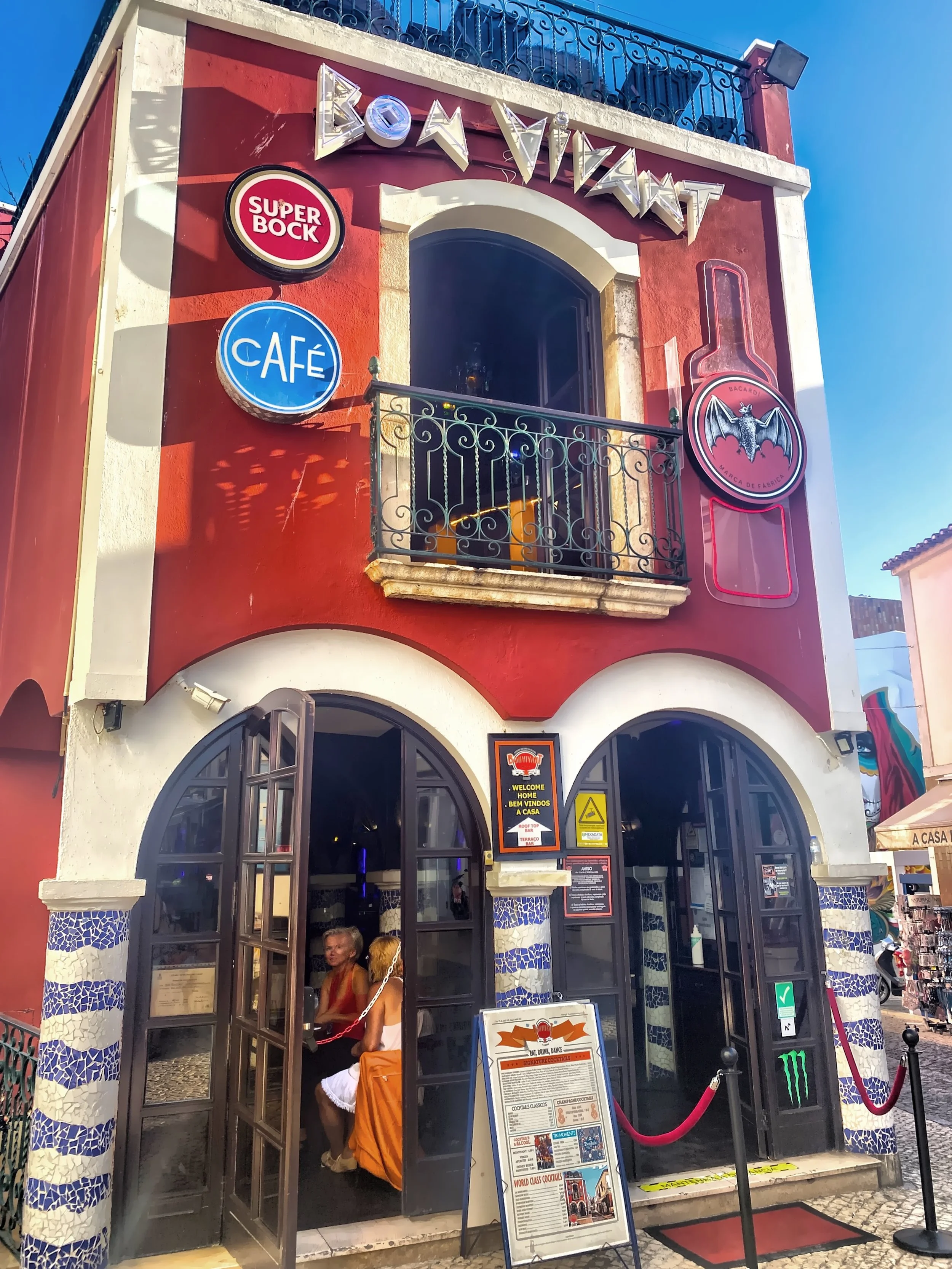  Bar Bon Vivant is one of the numerous clubs where the main nightlife is in Old Town. 