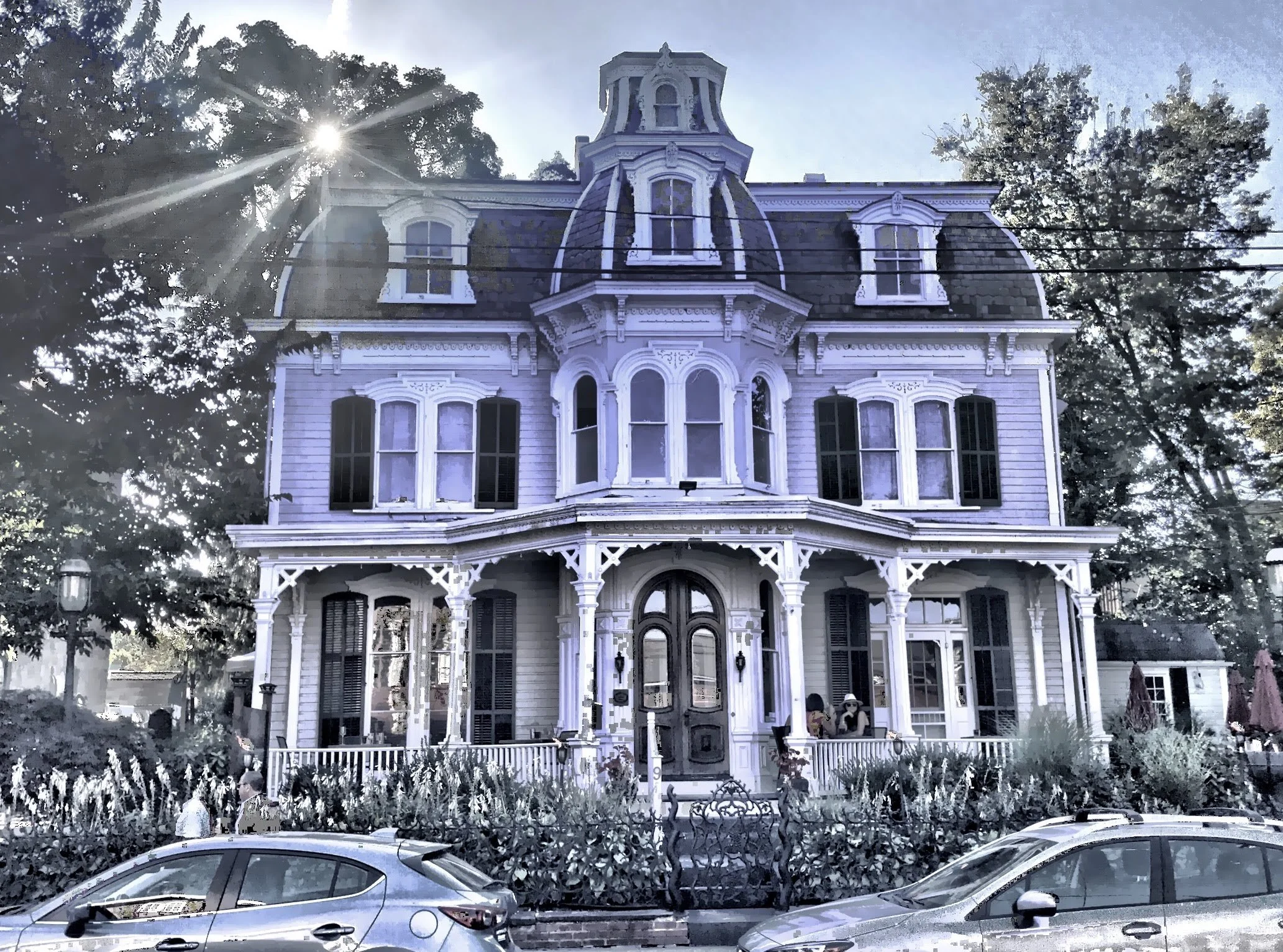  The beautiful Mansion Inn on Main Street 