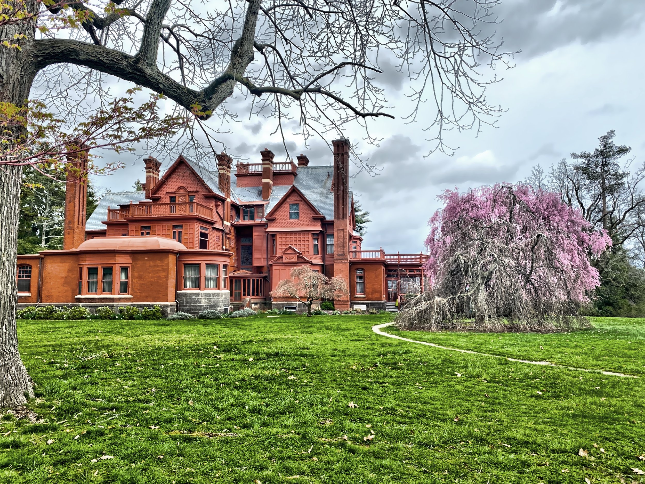  Mina Edison referred to herself as a '“Home Executive” and managed the money, servants, and raised the couple’s three children, as well as Edison’s three children from his first marriage. 