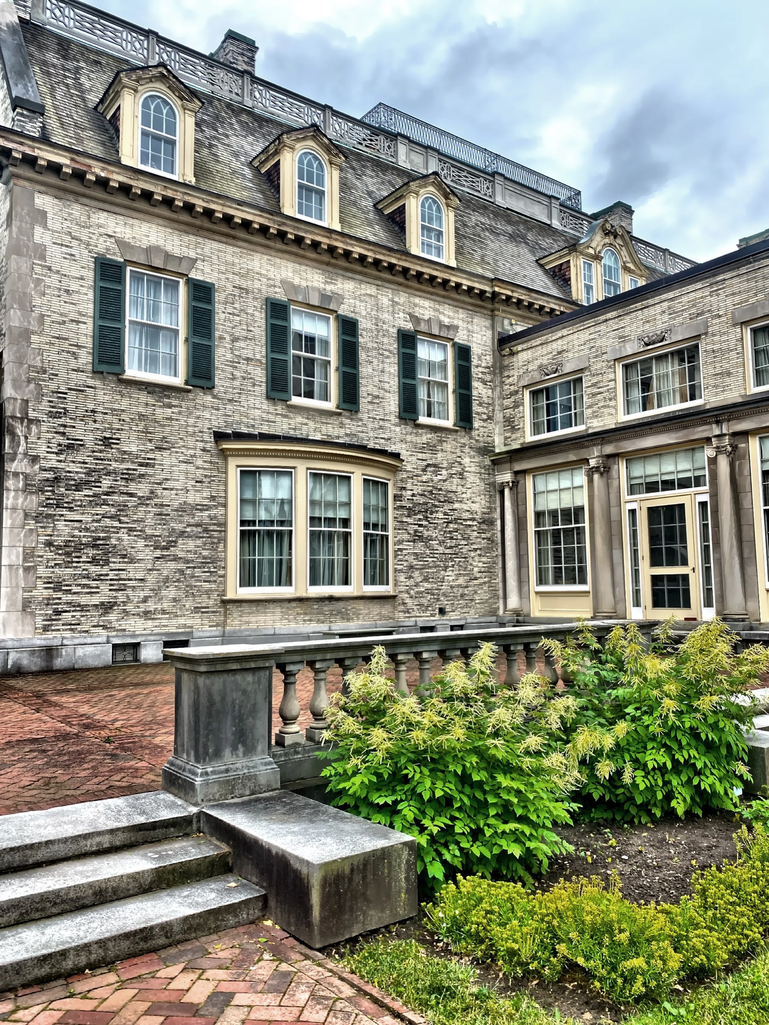  The mansion from the garden 