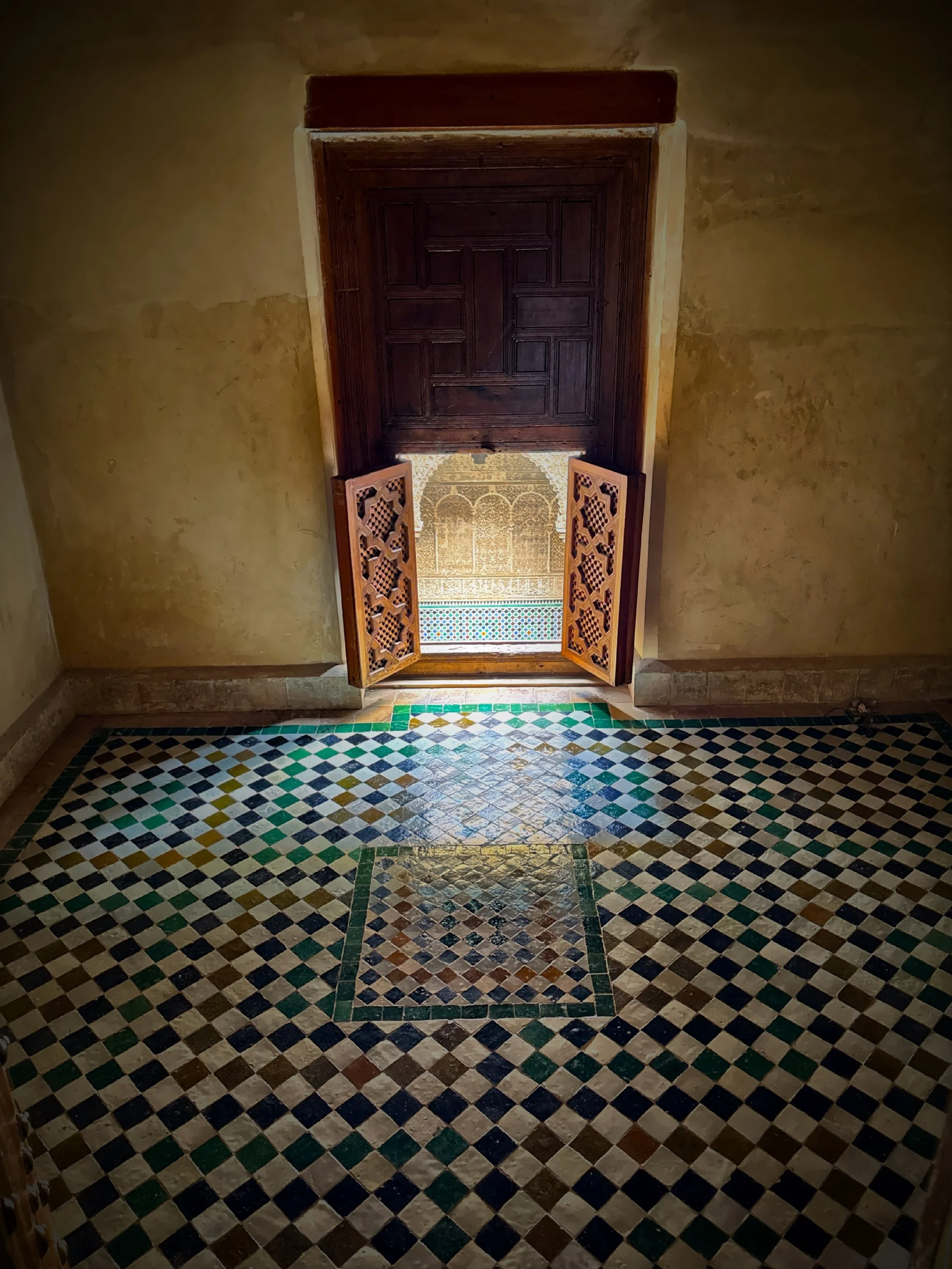  The university complex incorporates elements from both North African and Andalusian architectural traditions.&nbsp; 