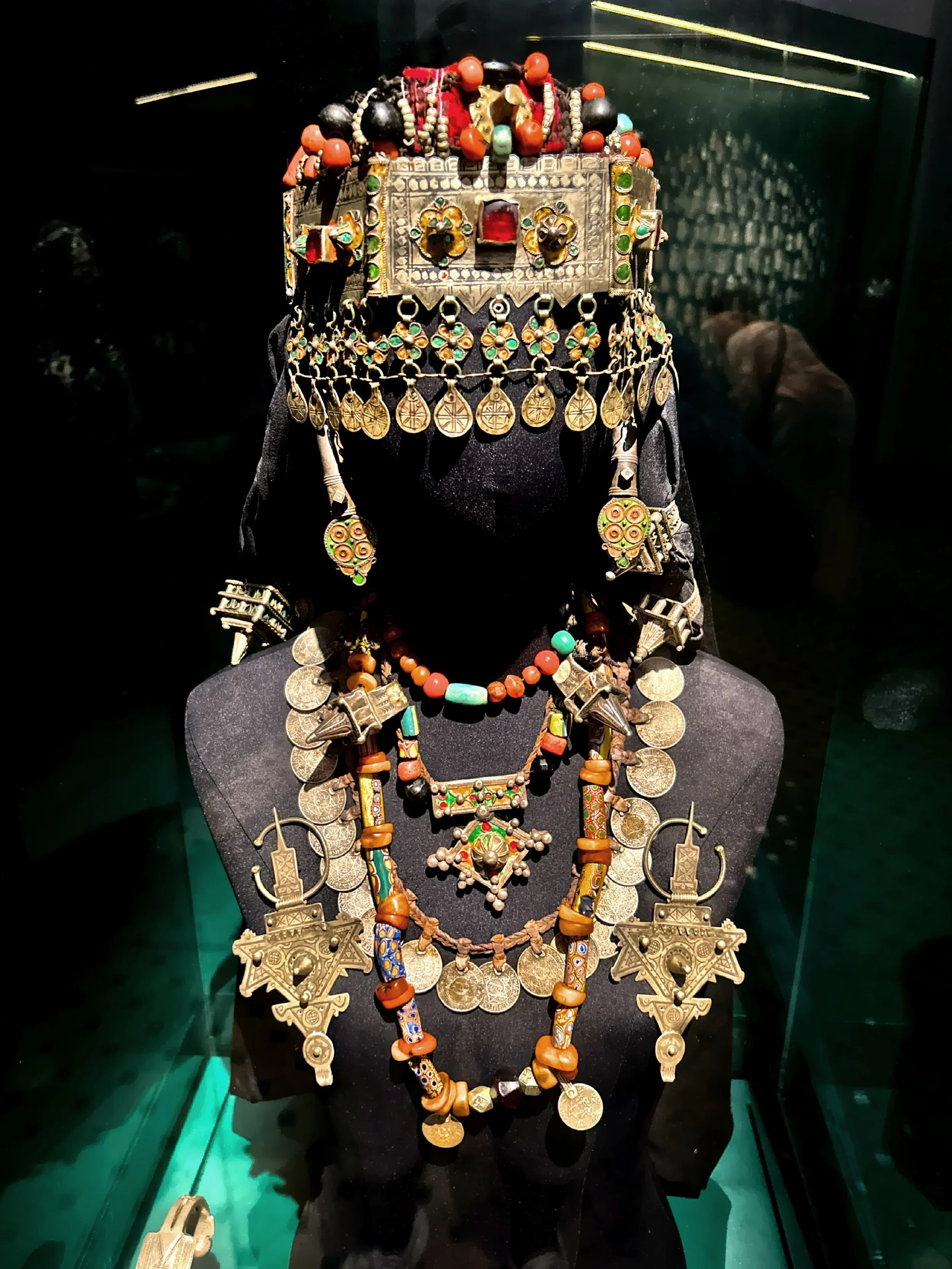  Silver and gold-plated jewelery from the High Atlas, Middle Atlas, Anti-Atlas and the Sahara. 