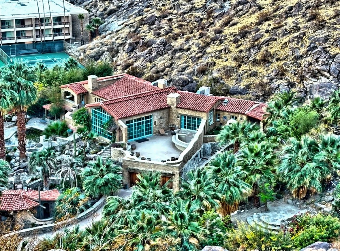  The Spanish Colonial architecture arrived at Palm Spring prior to the mid-century modern movement. 