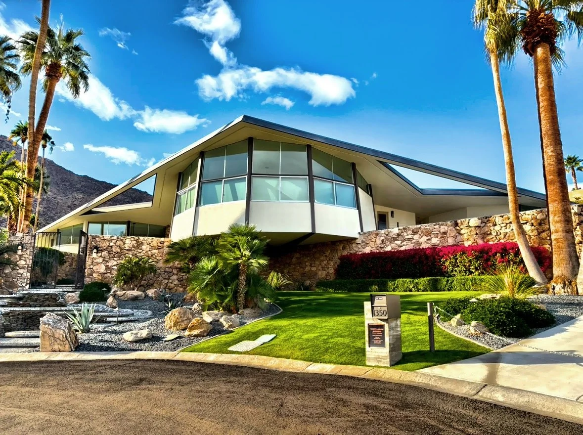  Elvis Presley and Priscilla honeymooned in this home in 1967. The house is also known as ‘The Honeymoon House’ or "The House of Tomorrow". 
