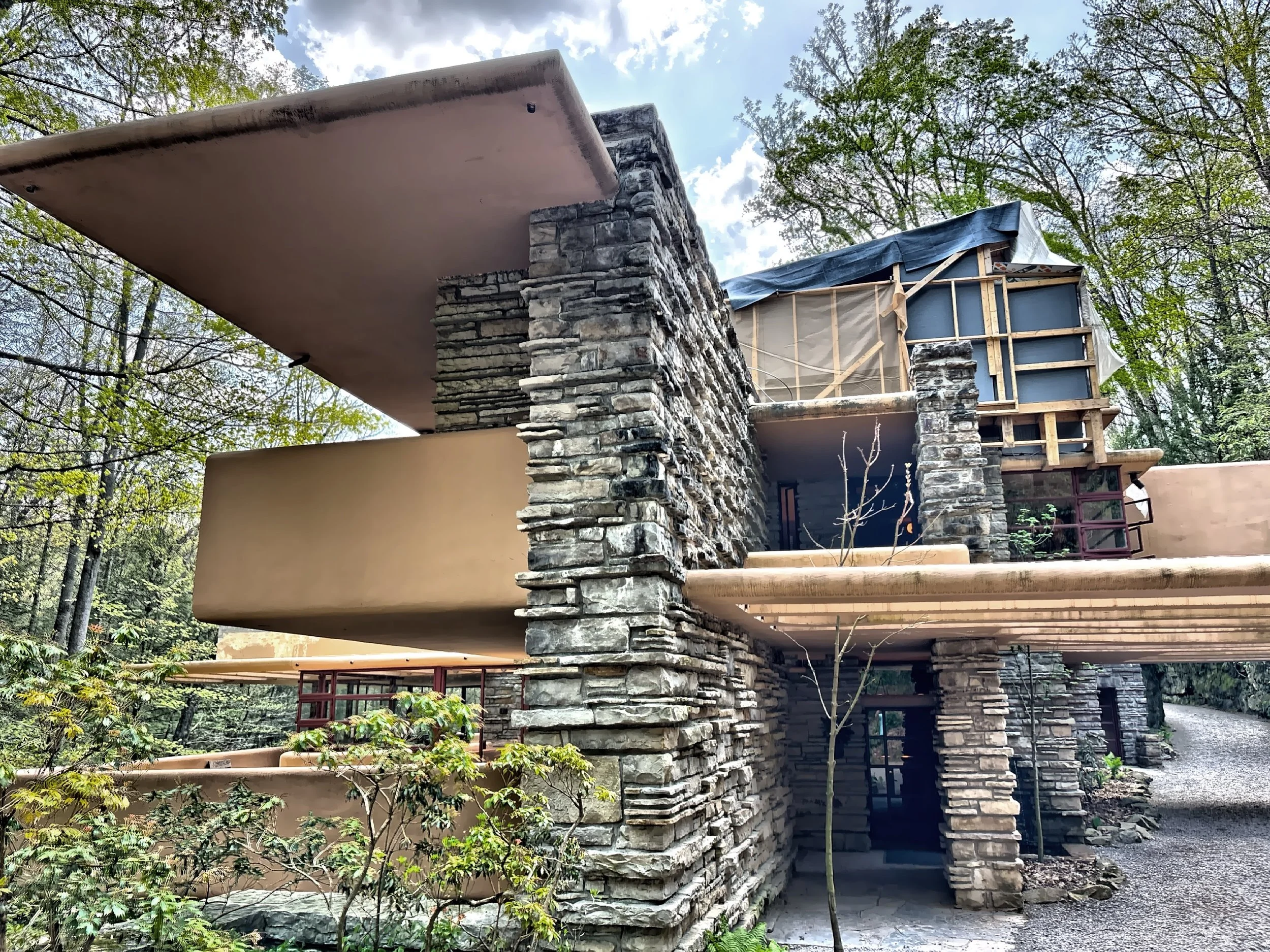  The main house totals 9,300 sq ft of which 4,400 sq ft is outdoor terraces, while the guest house totals 4,900 sq ft of which 1,950 sq ft is outdoor terraces. 