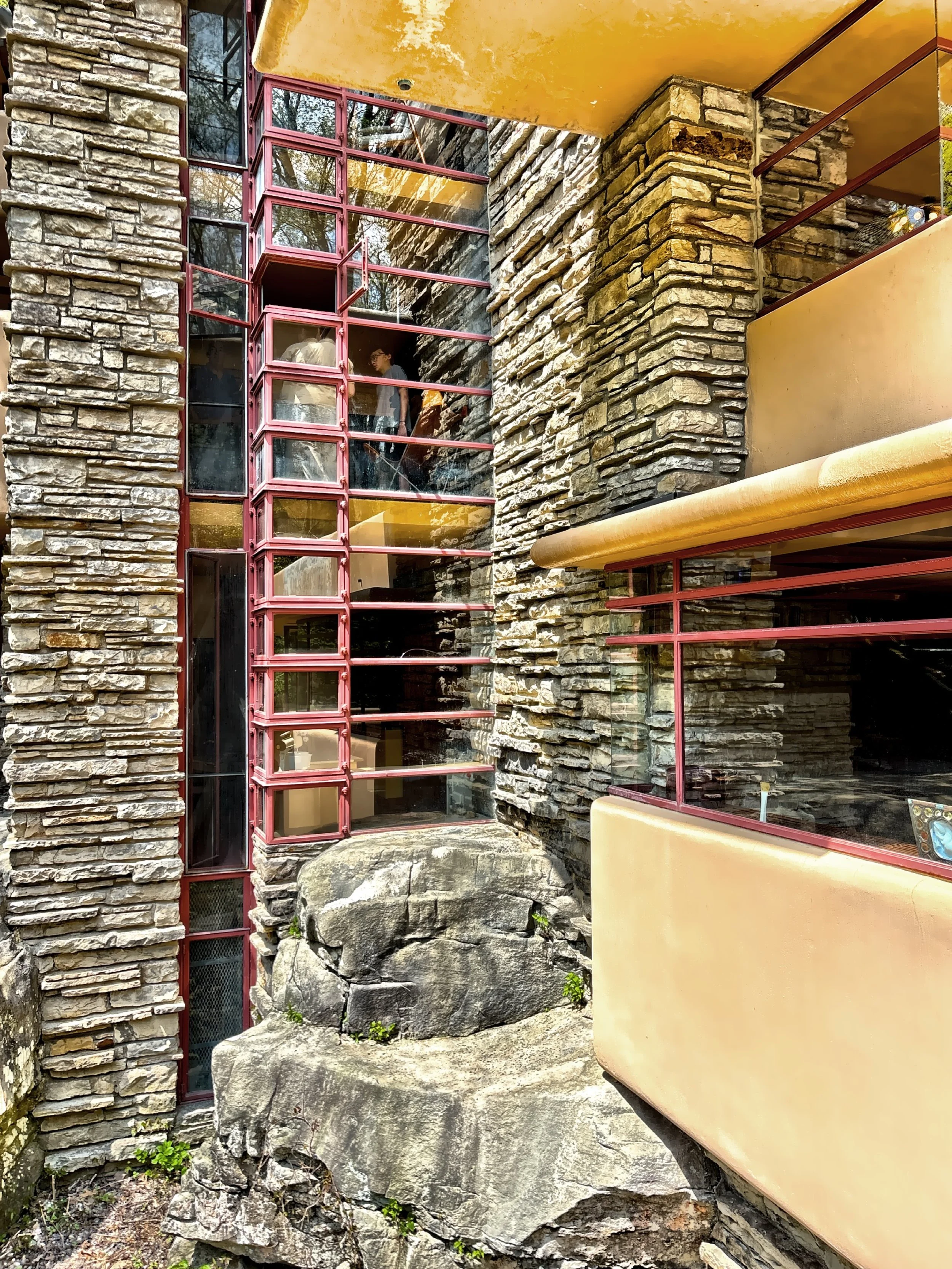  The floor-to-ceiling windows minimize the boundary between interior and exterior space. This effect is facilitated by glass that runs directly into chases in the stonework, providing a continuity of surface on both sides of the glass. When the small