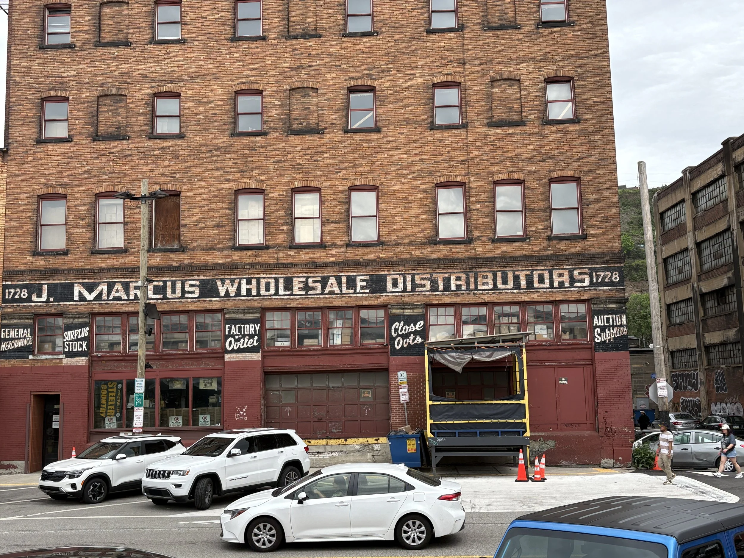  The Strip District is a vibrant area for food markets, quirky shops, and local eateries. 