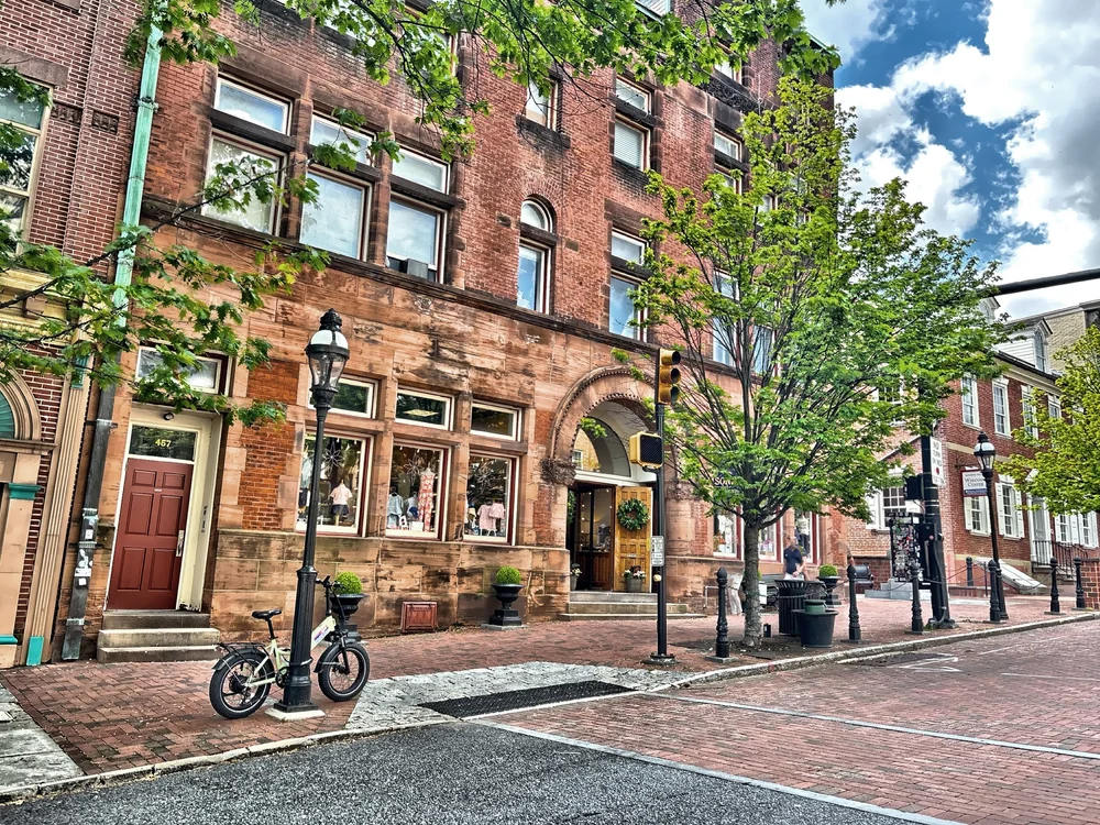  Buildings here range from colonial and industrial to modern additions, creating a unique blend of styles. 