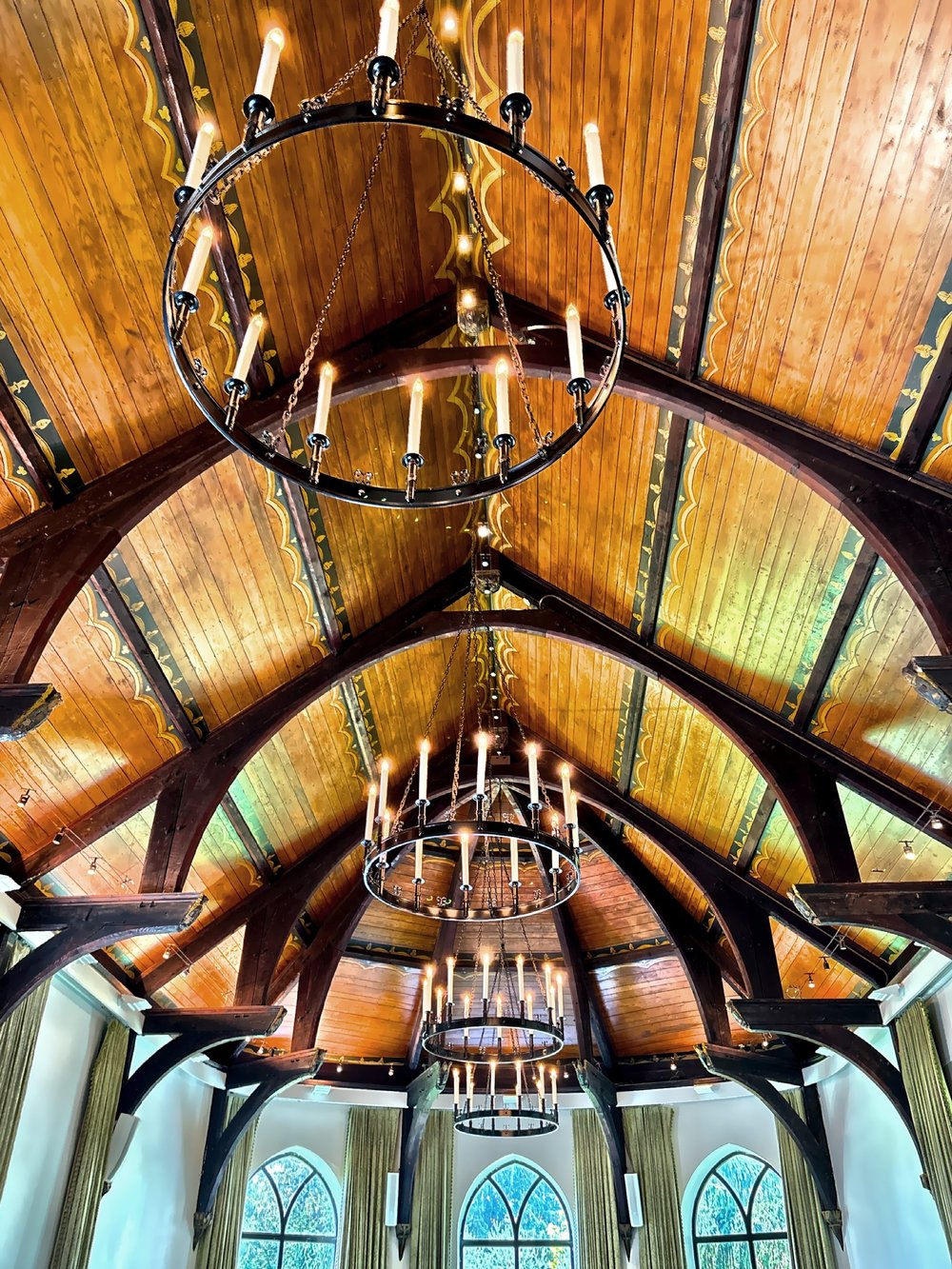  Added in 1928, the magnificent ceiling of Armor Hall—designed by Dwight James Baum in collaboration with Bashford Dean—was conceived to complement the hall's purpose as a home for an extraordinary armor collection. 