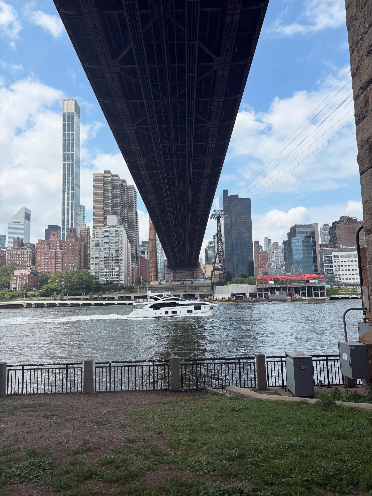 Underneath the 59th Street Bridge #rooseveltisland #nyc  #59thstreetbridge #queensborobridge #travelphotography #travelinstagram #beautifulplacestotravel #gayroadtripper #wakingupinnewplaces #travelinstagram  #exploring #daytrips #LiveYourLife #wonde