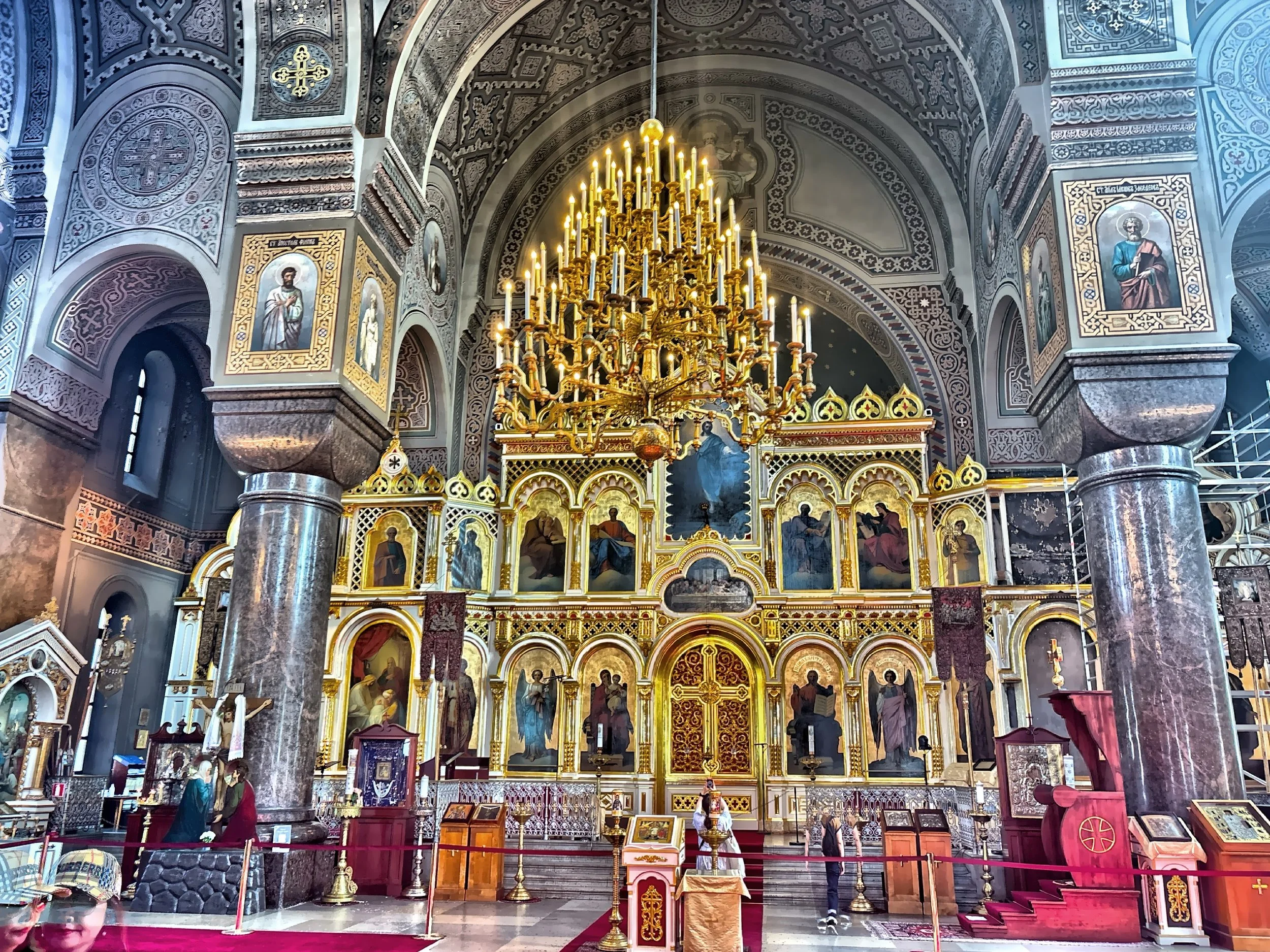  The iconostasis was painted by the Russian artist and academic Pavel S. Šiltsov. They are a combination of classic and Russian-Byzantine decorative motifs. 