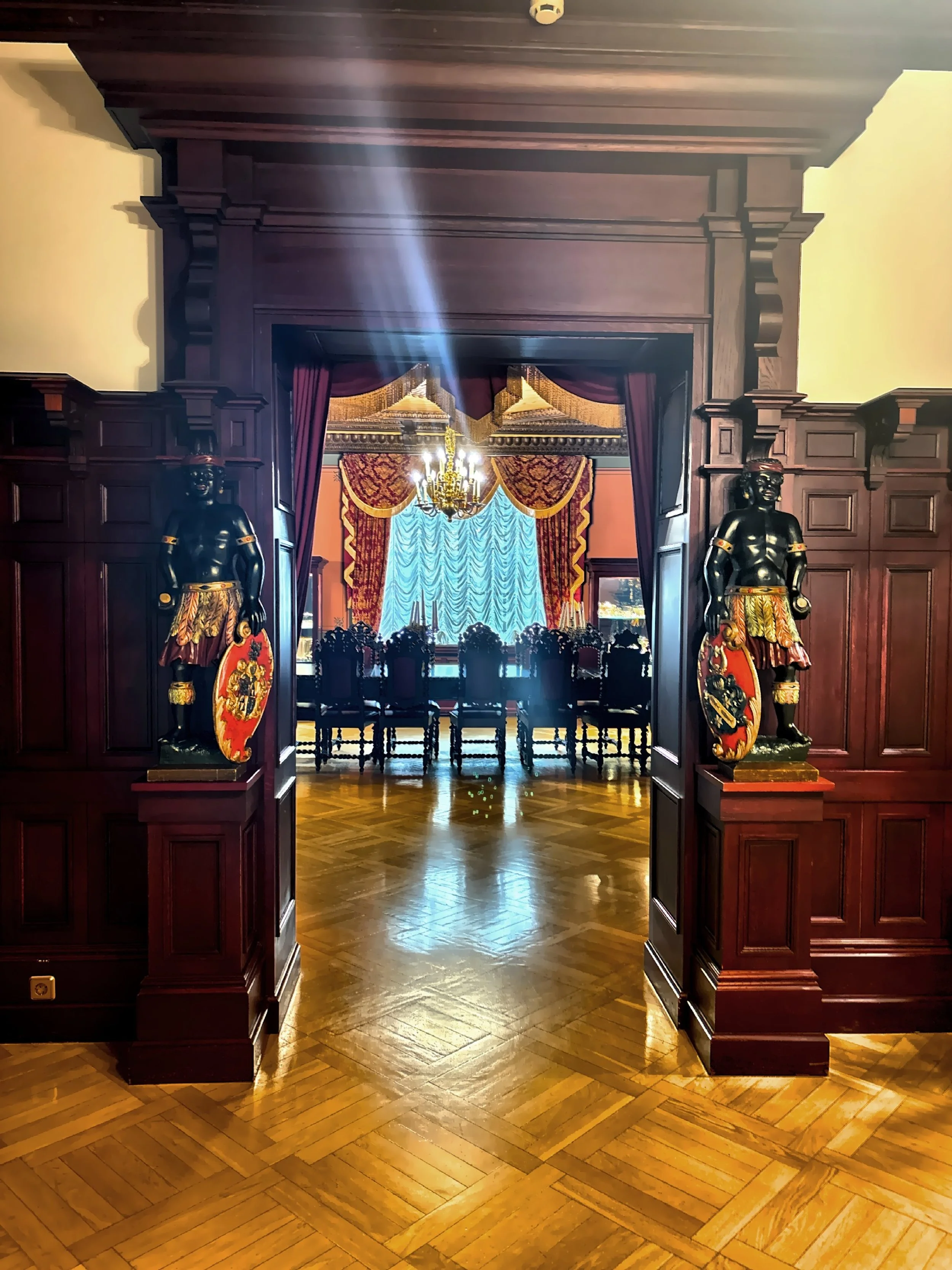  The interior is a beautifully restored blend of Gothic architecture and Baroque opulence, reflecting its historical role as a gathering place for the city’s elite merchants and dignitaries. 
