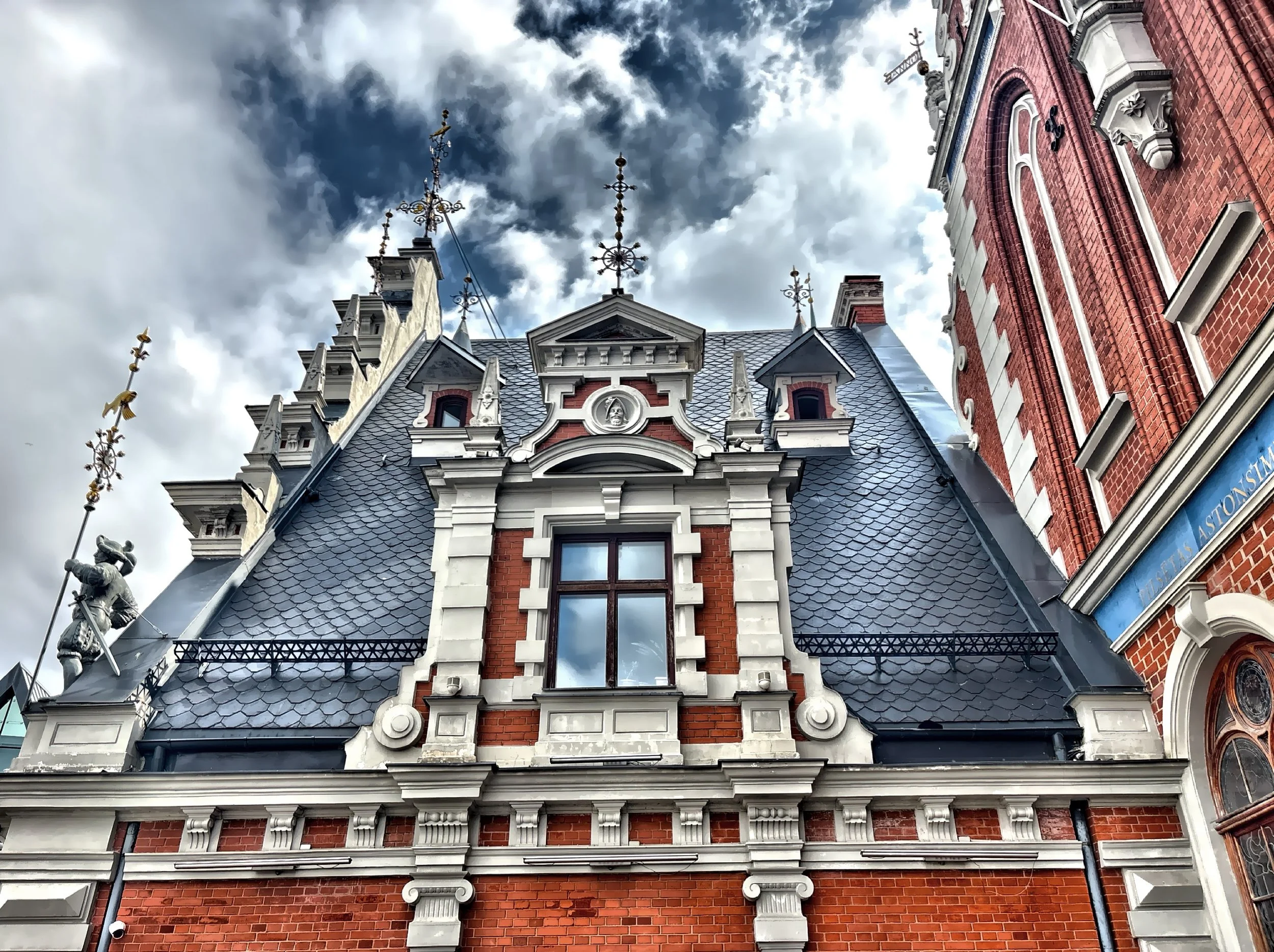  The re-building of House of the Blackheads fulfilled a saying once written on the building's entrance: “Should I ever crumble to dust, rebuild my walls you must”. 
