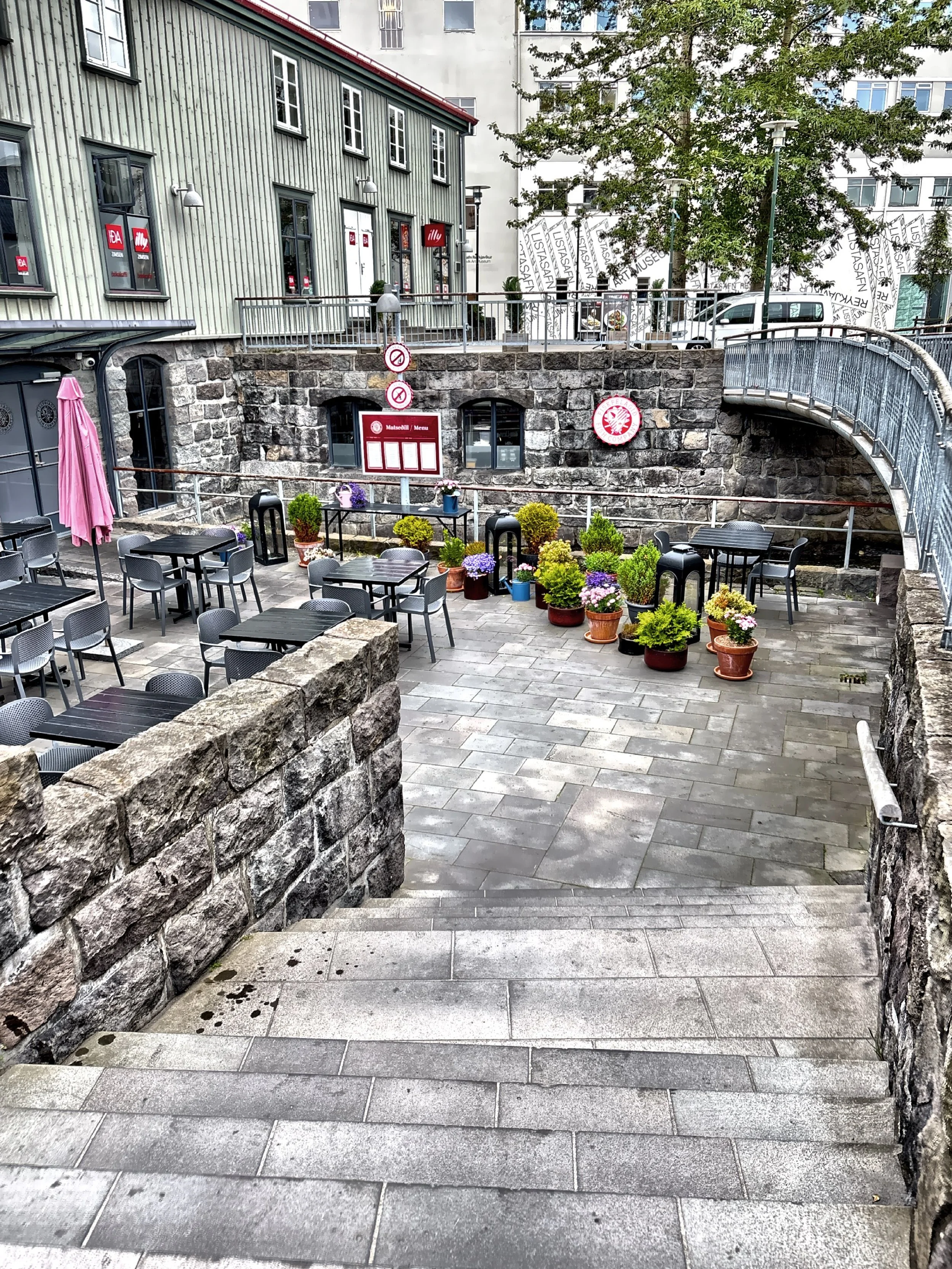  The outdoor dining area of The Fish Company. 