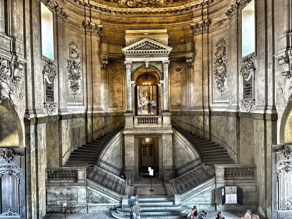  The elaborate entrance 