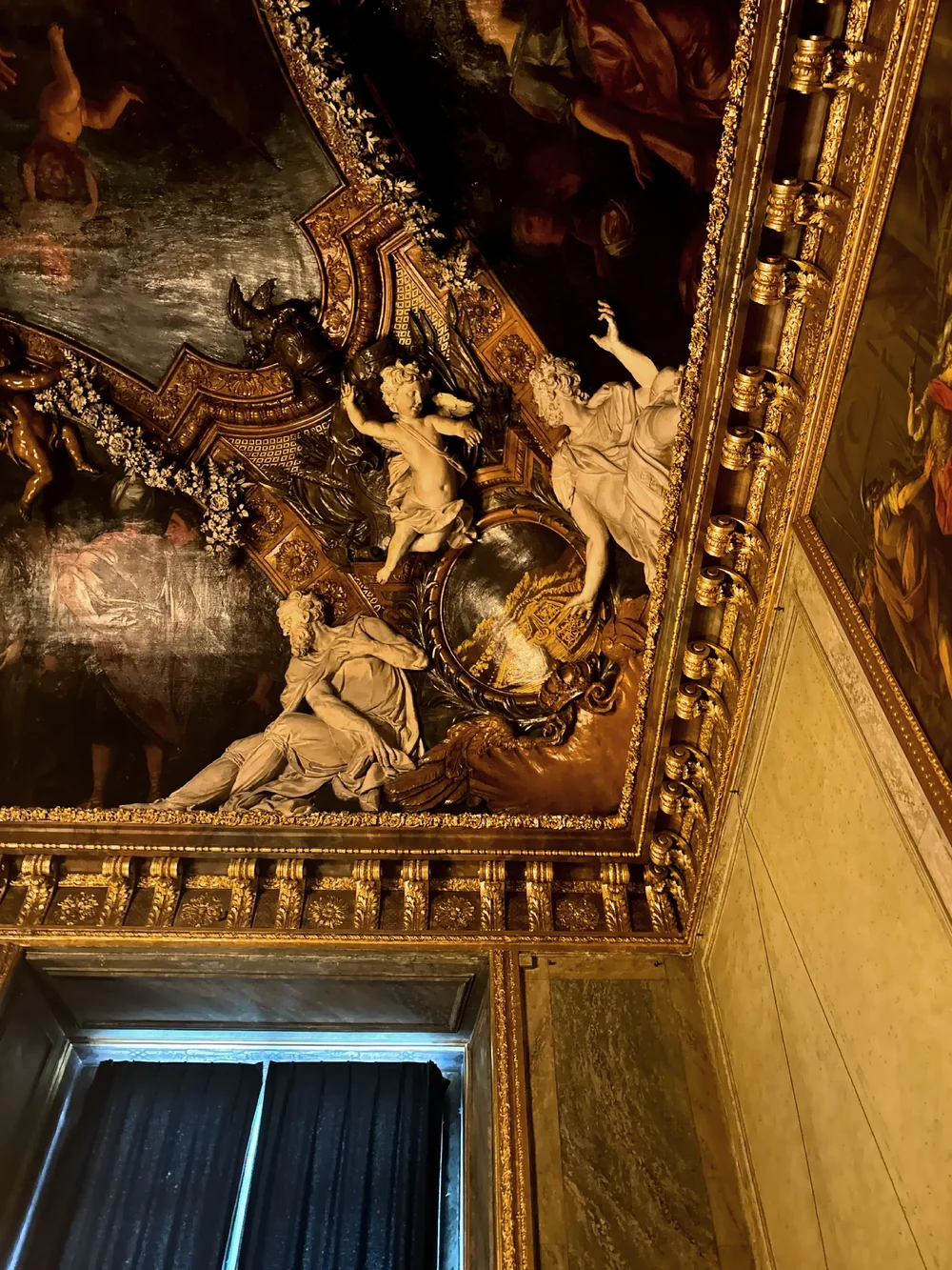  Beautifully decorated ceilings 