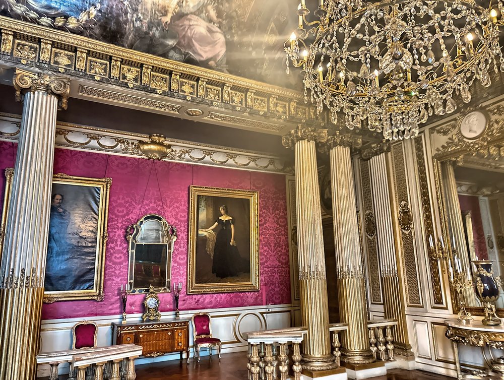  The Palace has an impressive collection of art and furnishings, including works by Rembrandt and Antoine Watteau. 