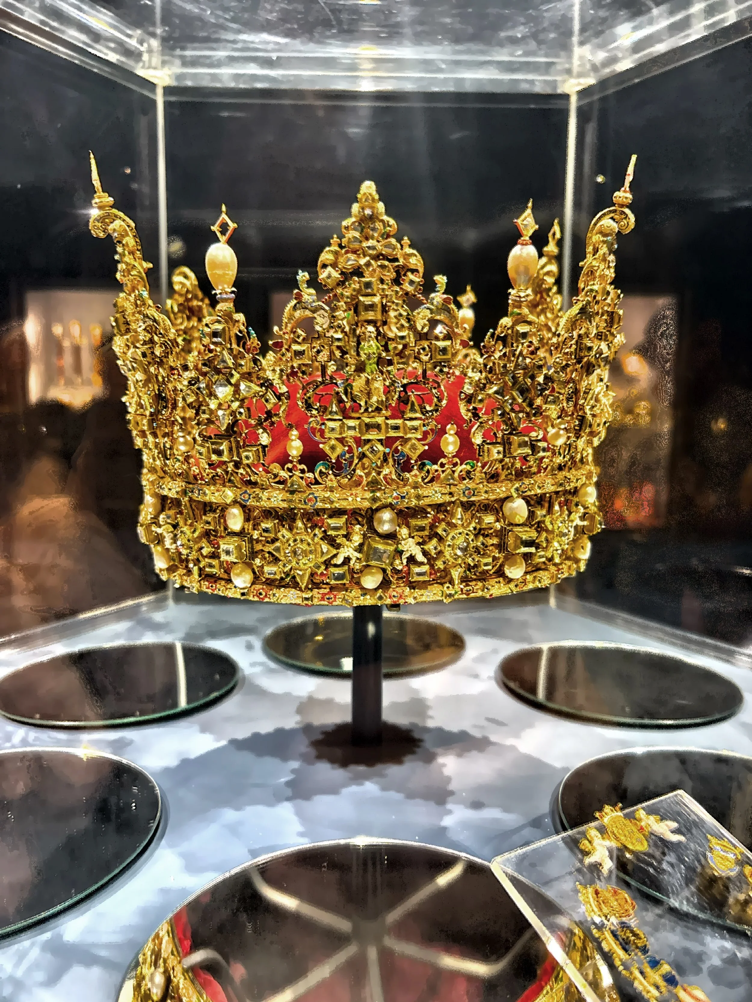  The palace houses the Royal Collections, including the Danish crown jewels and royal regalia. 