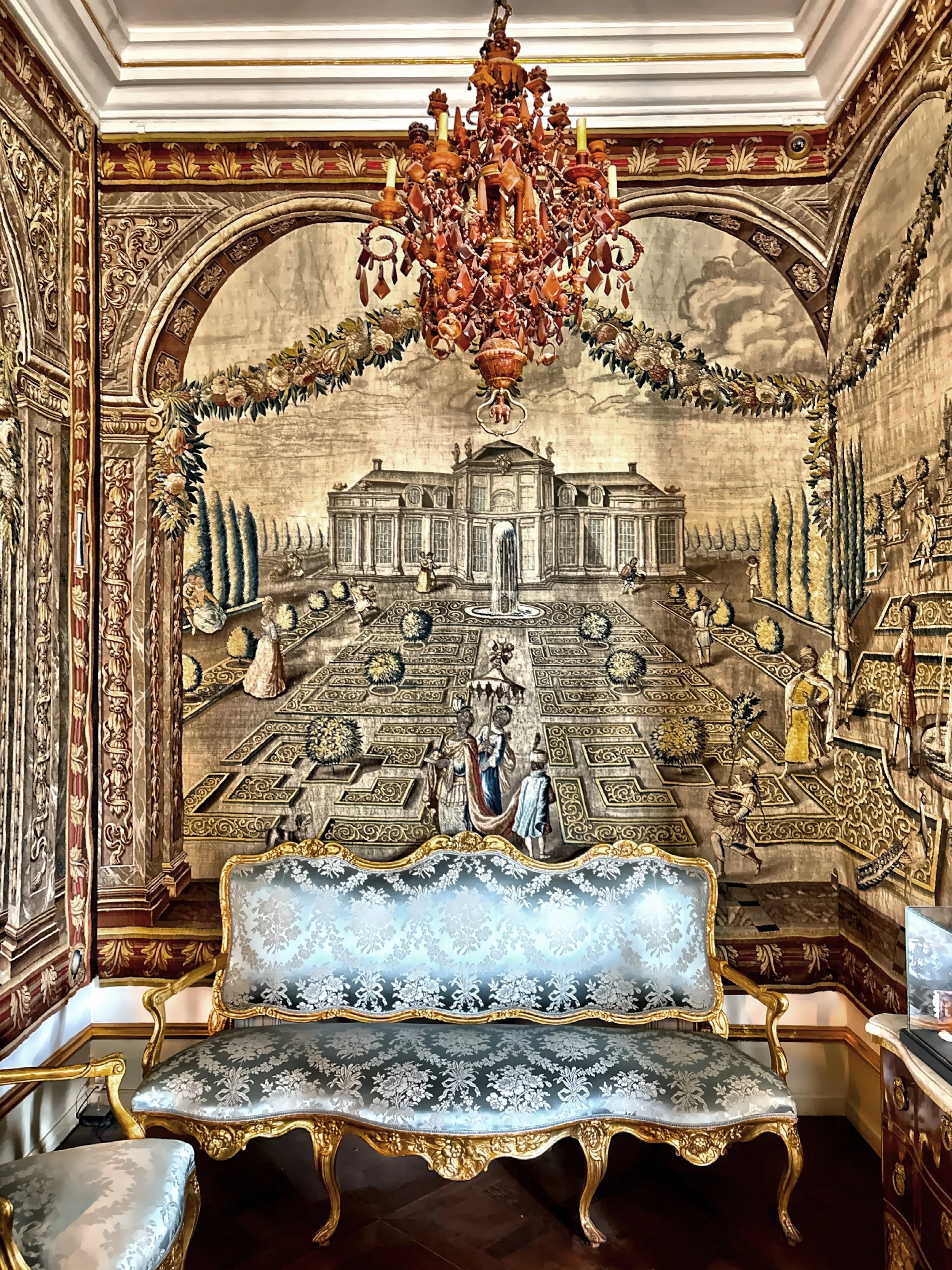  The palace is a museum of royal history, featuring rooms preserved with original furnishings, paintings, and artifacts from the 17th to 19th centuries. 