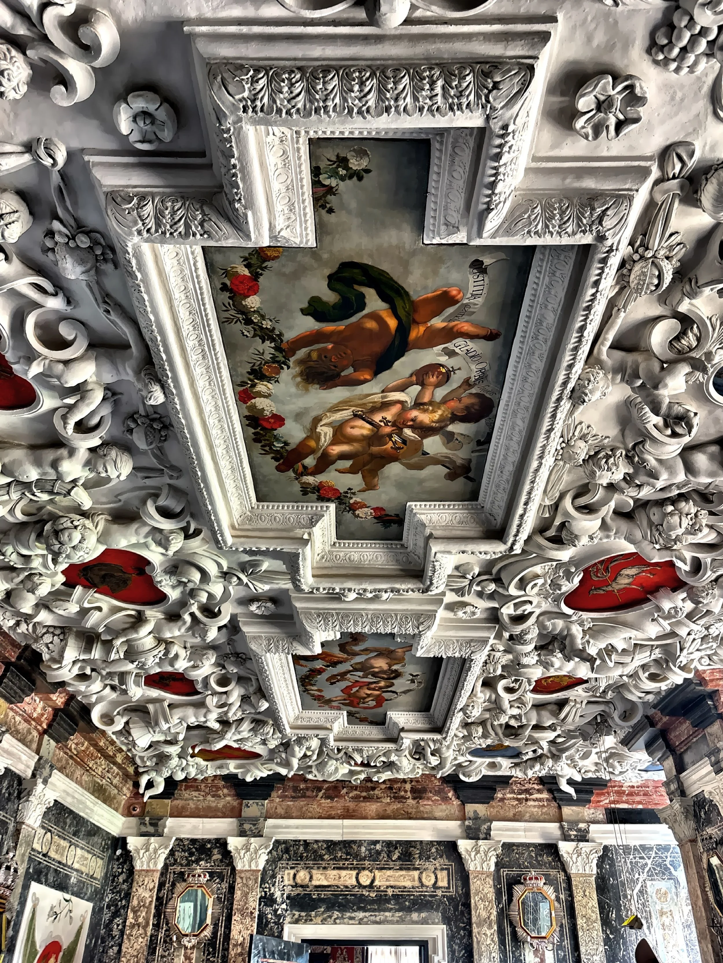  Elaborate detail of the ceiling located in Christian IV’s Writing Room. 