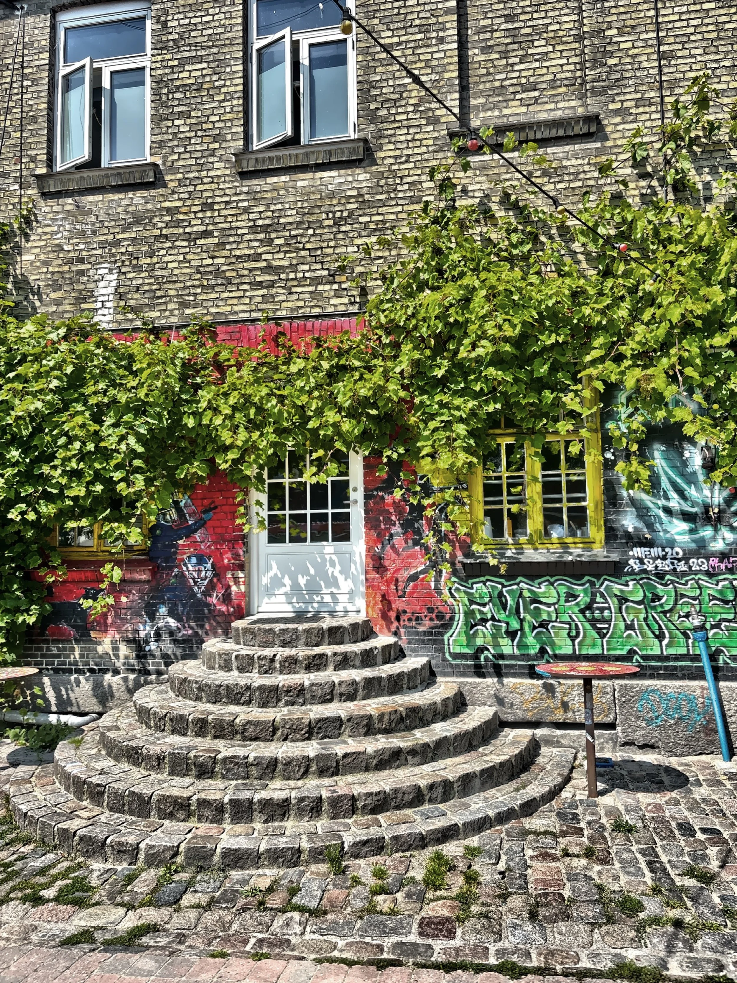  It’s not just a tourist attraction—around 800–1,000 residents live here full-time. 