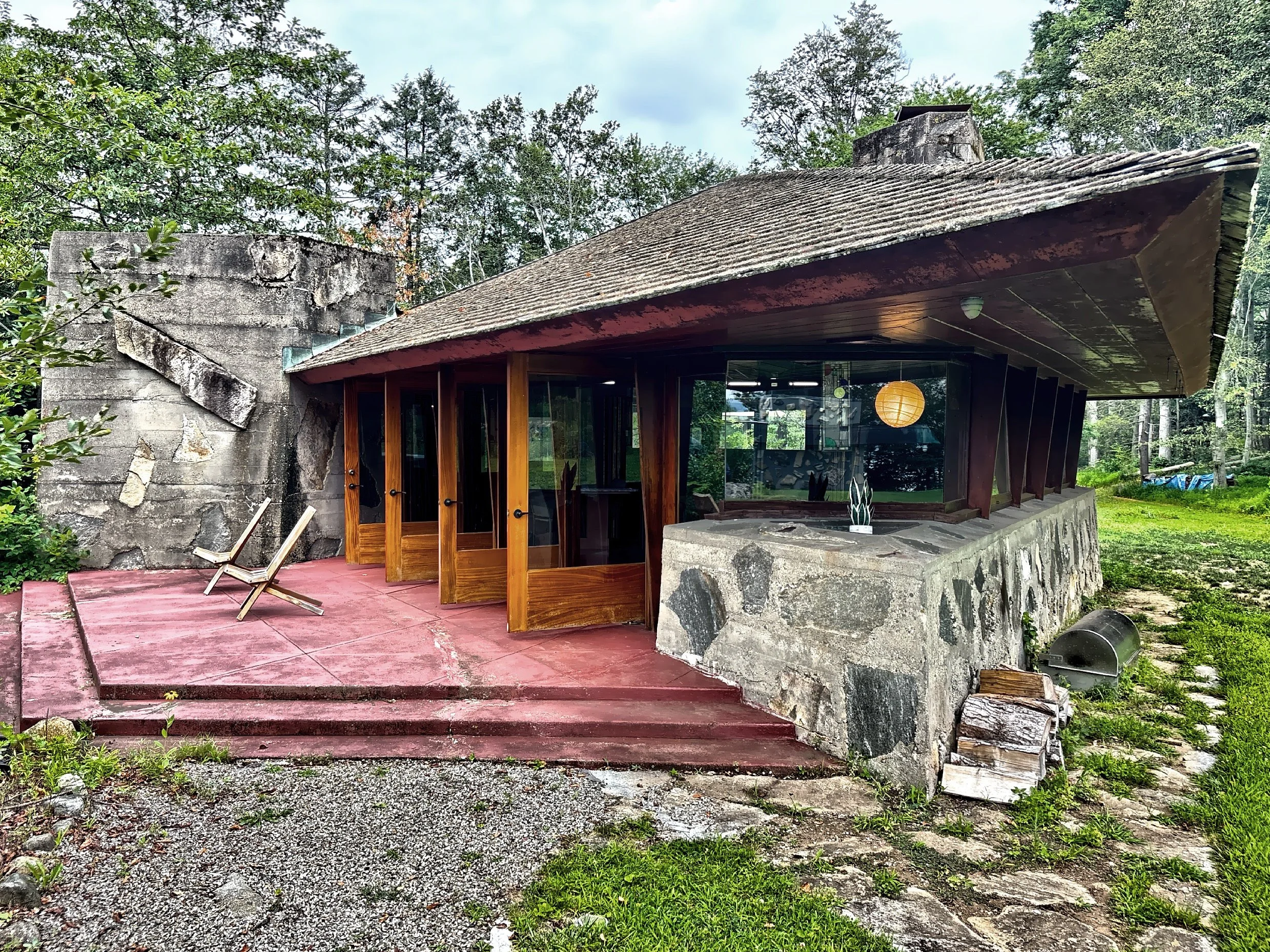 With its low-slung horizontal lines, flat roof, and use of native materials, the cottage reflects Wright’s unmistakable Usonian style—humble, efficient, and in perfect harmony with its natural surroundings. 