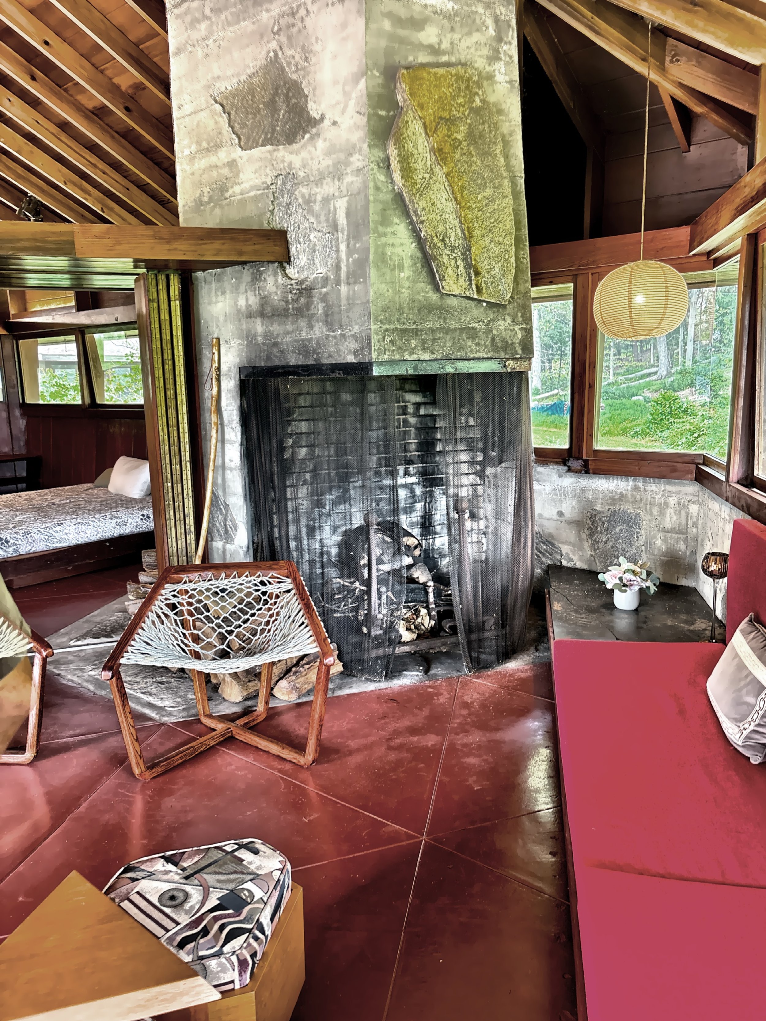  The design meant to harmonize with nature rather than dominate it. Inside, built-in furnishings, and expansive windows keep the compact space feeling open and airy. 