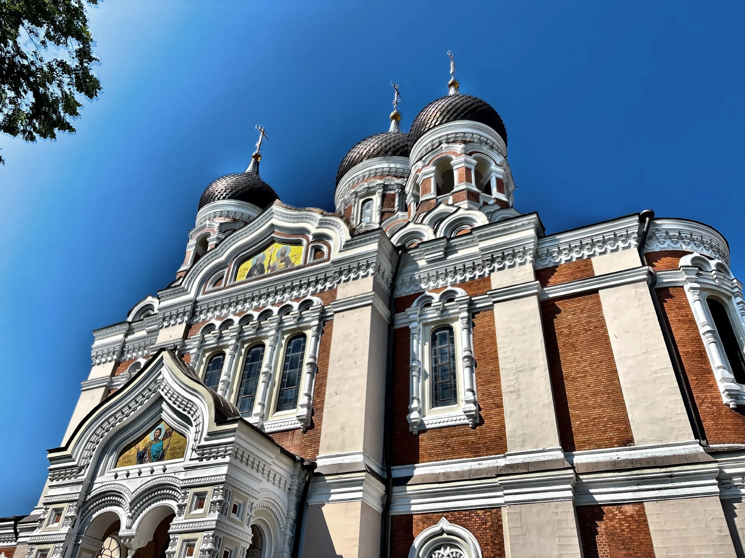  The cathedral has 11 bells, including Tallinn’s largest bell weighing around 15–16 tons, cast in St. Petersburg. 