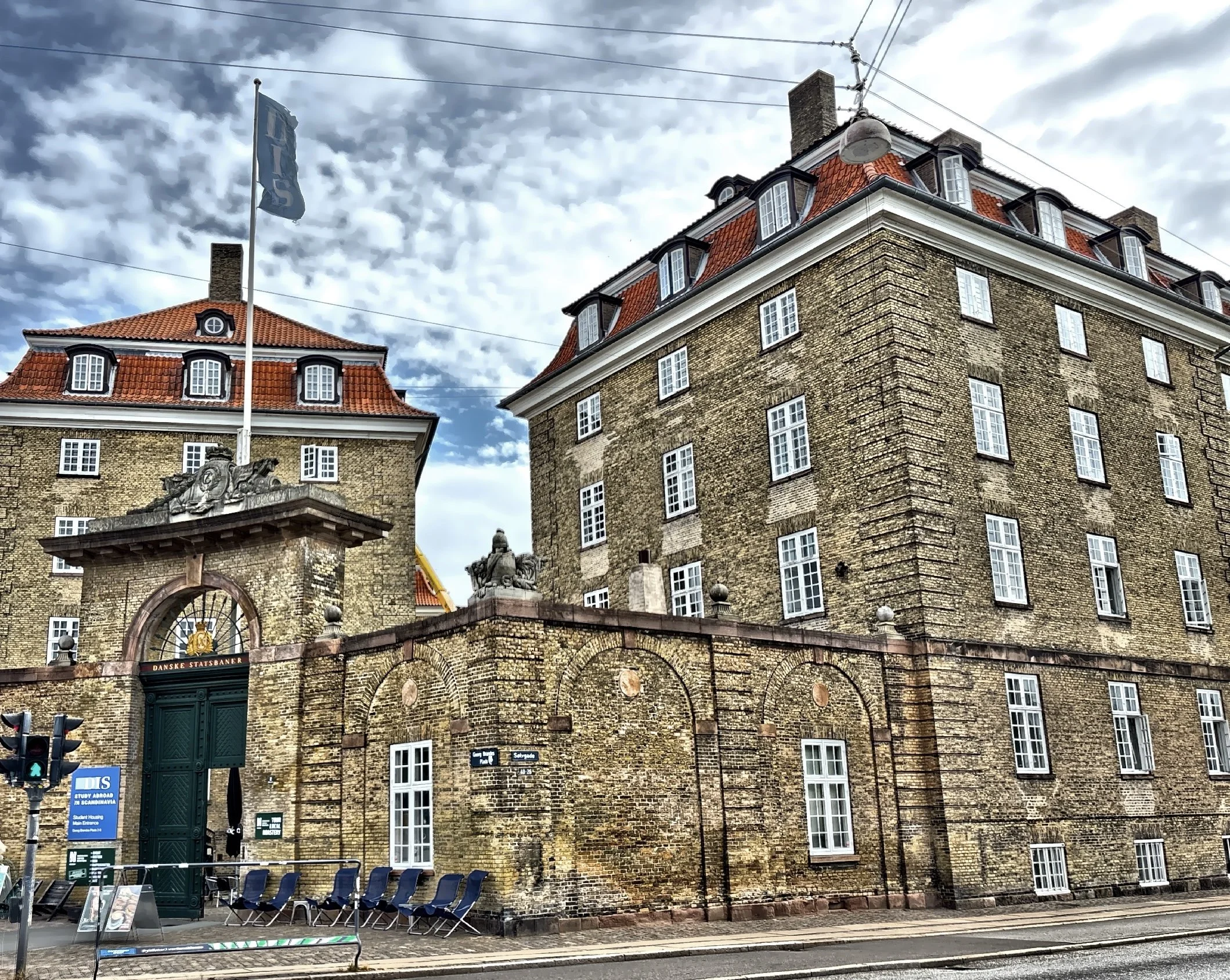 Treschows Stiftelse, a philanthropic housing complex in the Christianshavn district established in the early 19th century by Michael Treschow, to provide housing and support for the less fortunate. The institution consists of a series of classically