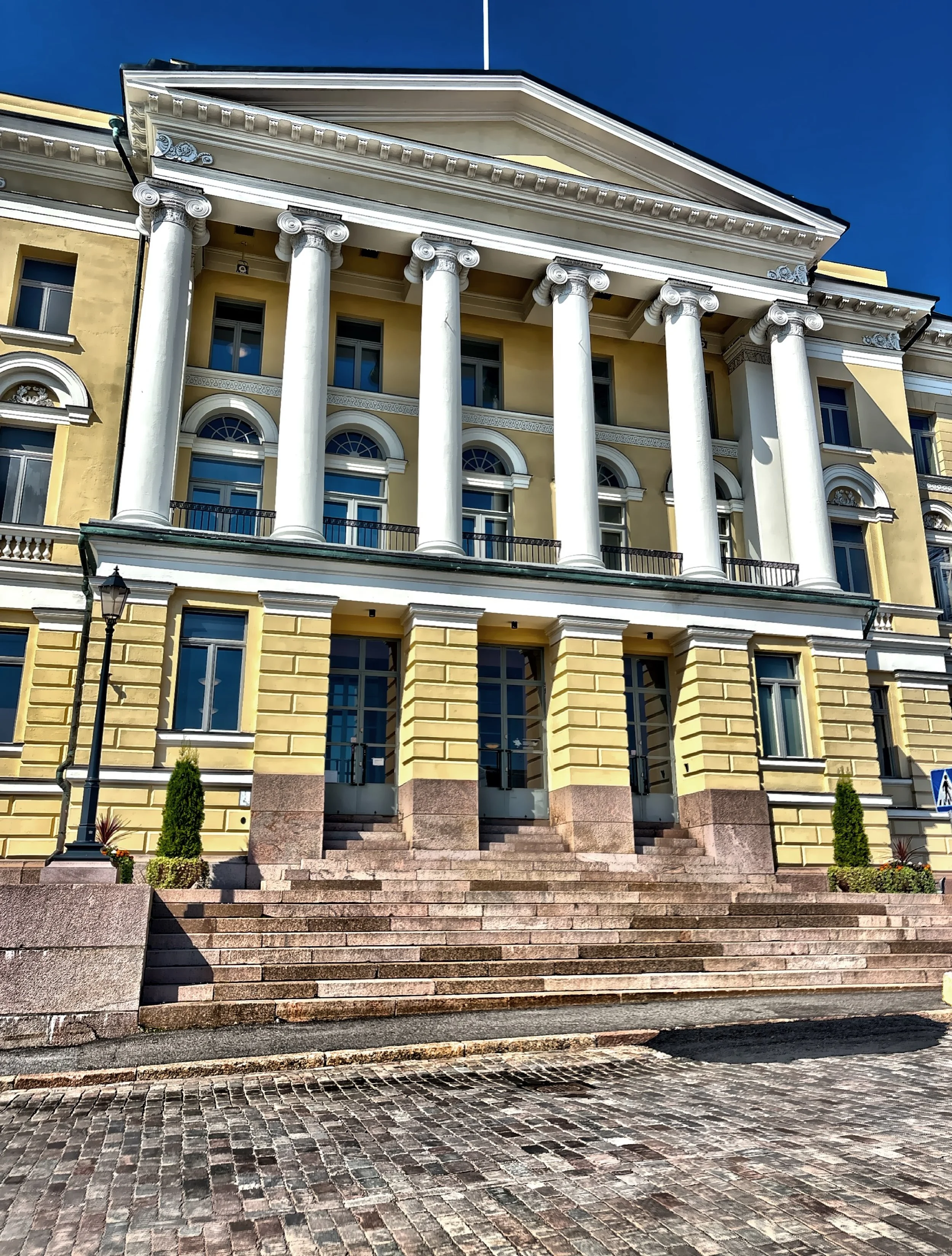  The main building of the University of Helsinki, the oldest and largest academic institution in Finland, established in 1640. 