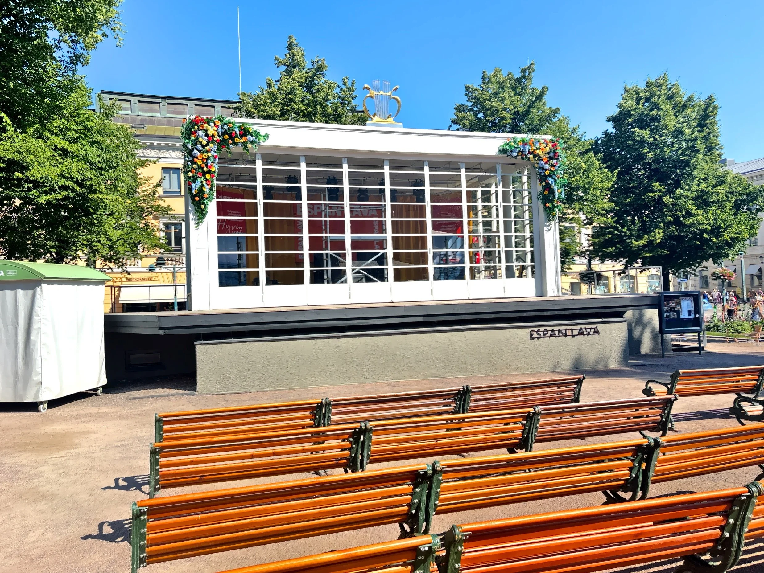  The Espa Stage is a prominent outdoor performance venue located in Esplanade Park in the heart of the city. 