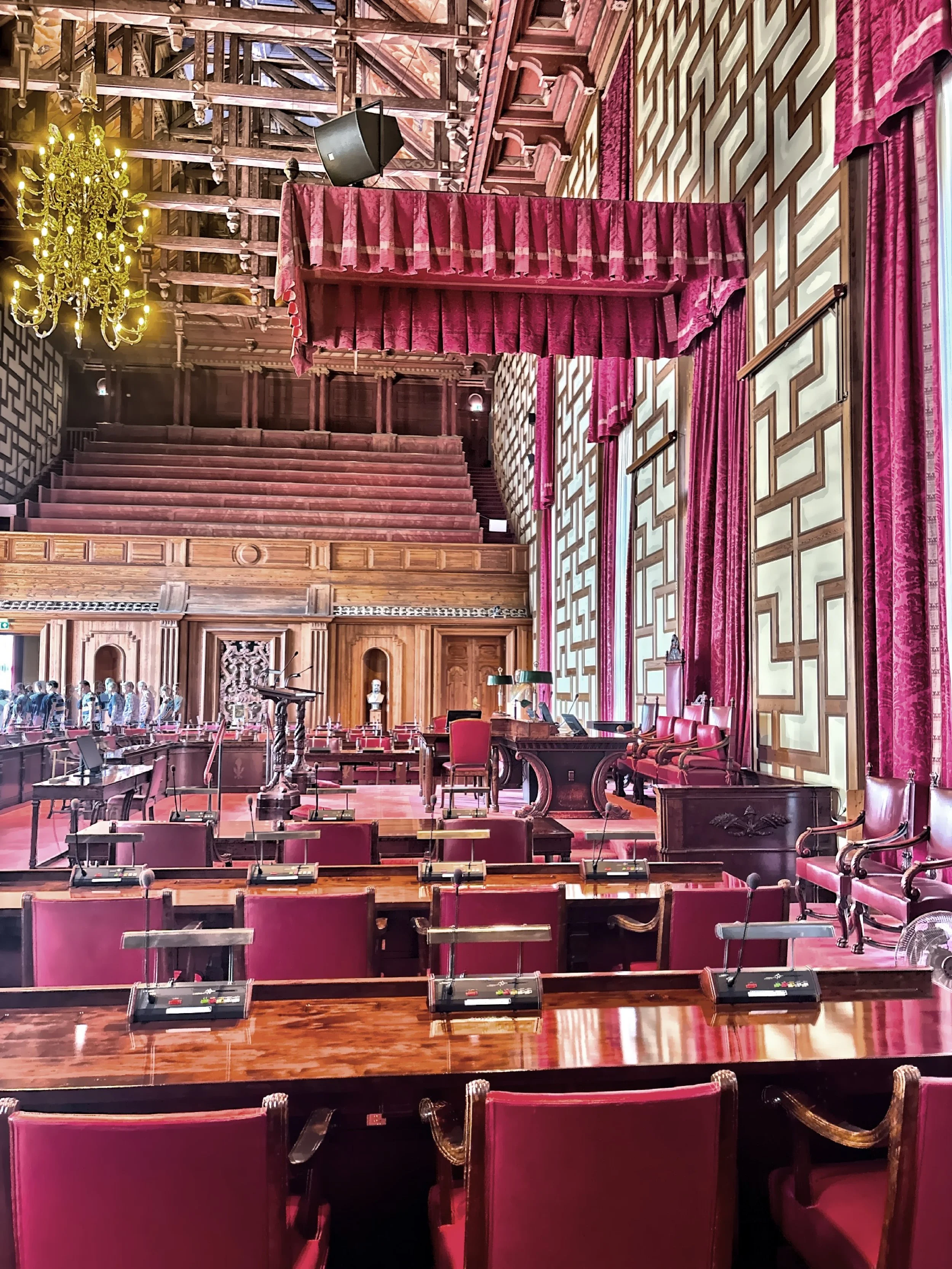  The Council Chamber with oak paneling and a ceiling reminiscent of a Viking longhouse, symbolizing Sweden’s democratic heritage. 
