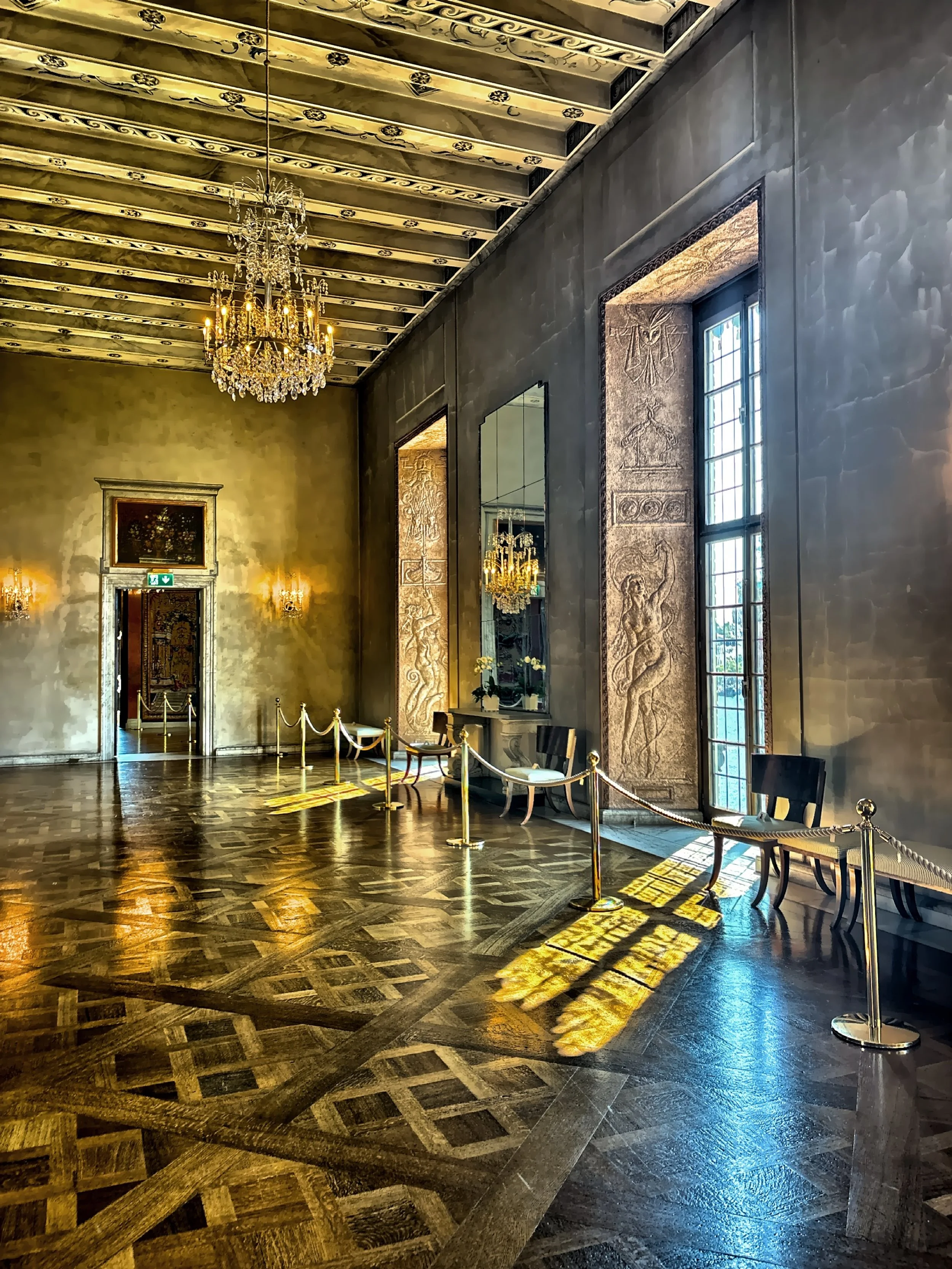  Large windows running the length of the Gallery's south side offer a wonderful view of Lake Mälaren and Södermalm. 