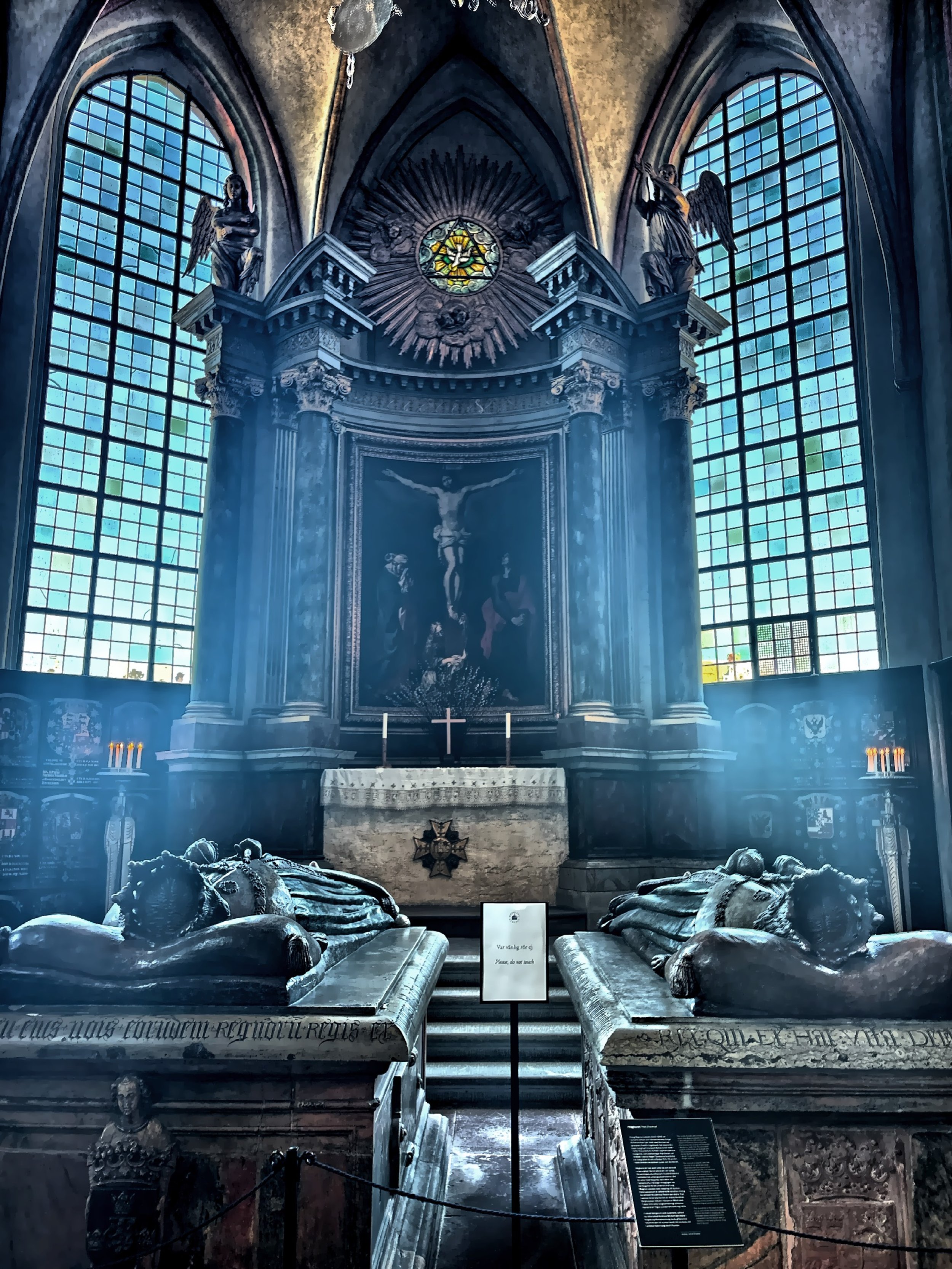  The tombs of the mediaeval kings Karl Knutsson Bonde and Magnus Ladulås stand in the chancel. 