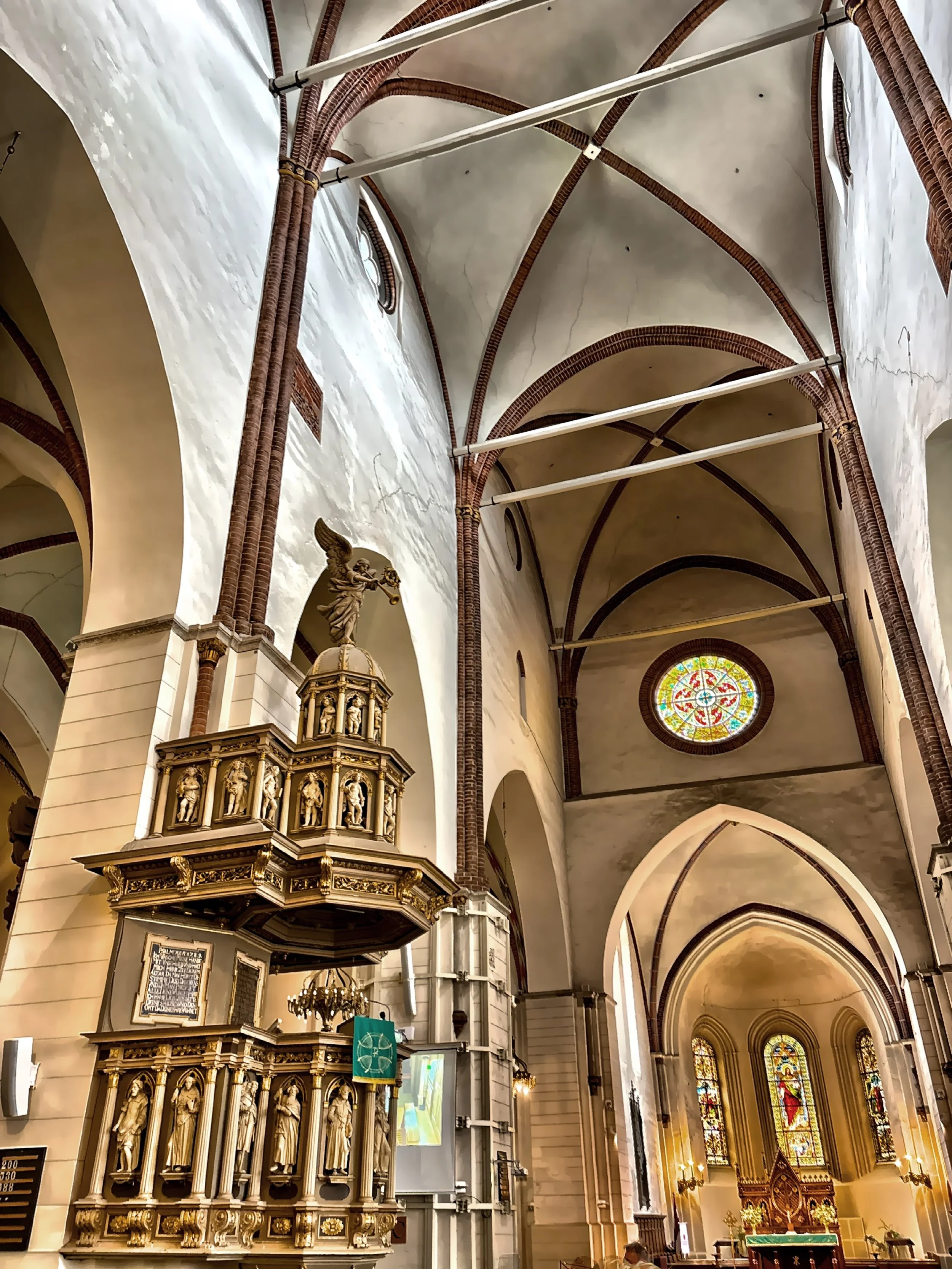  The elaborate pulpit 