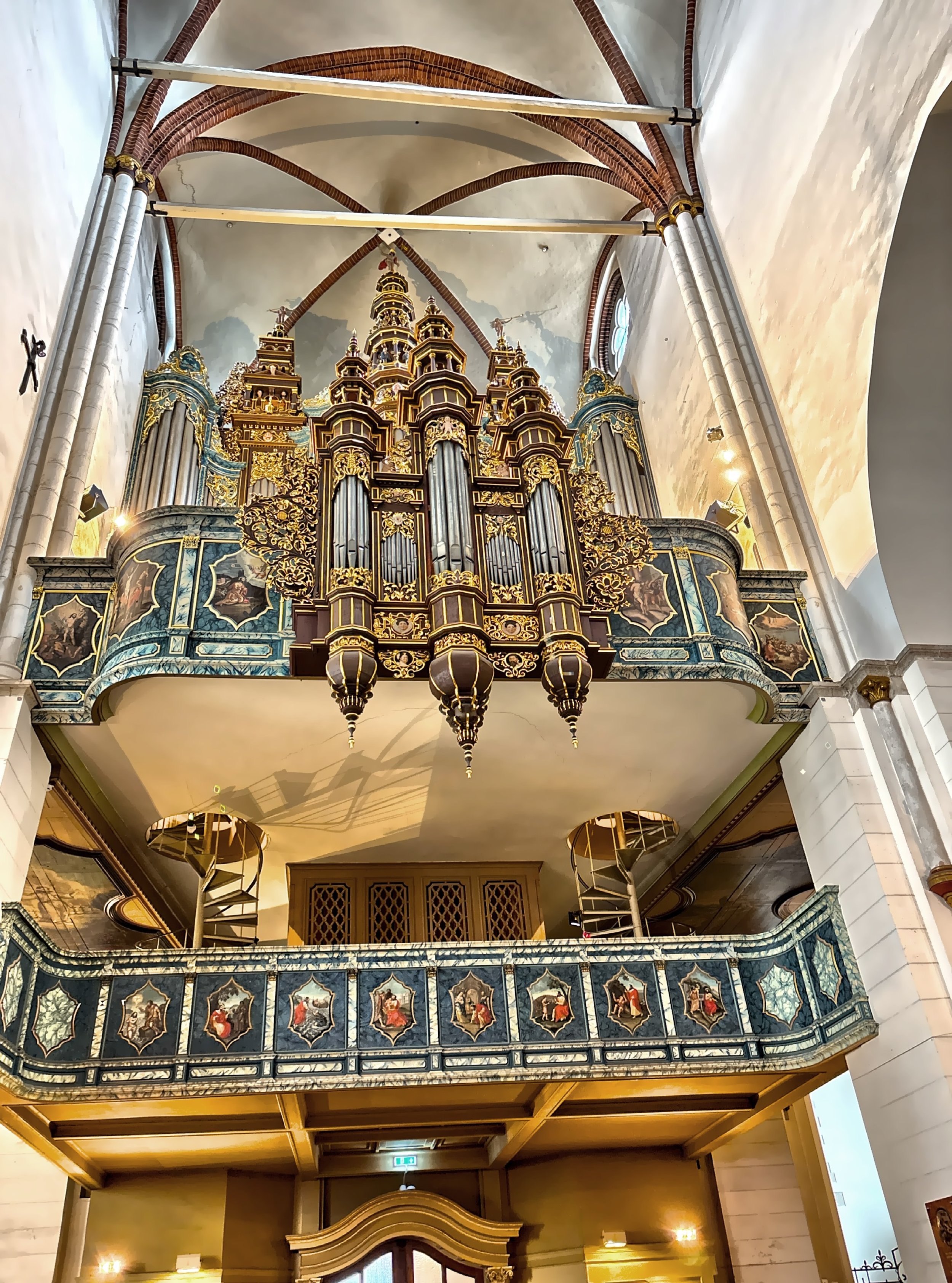  The organ here is the crown jewel, built in 1884, it was once the largest organ in the world, with over 6,700 pipes. 