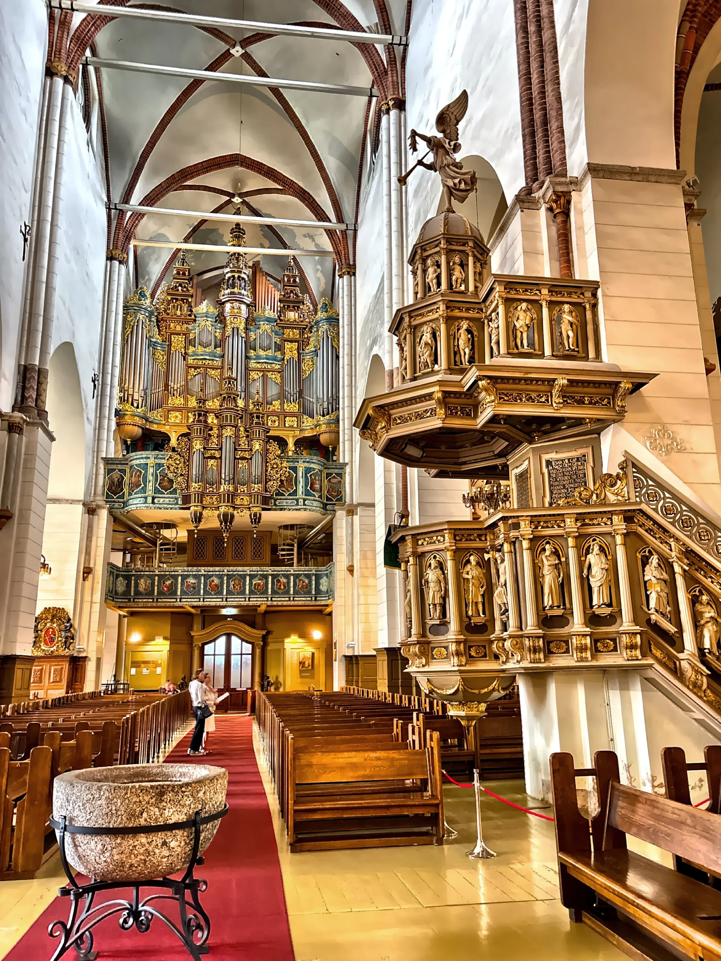  The decorative pulpit and enormous organ 