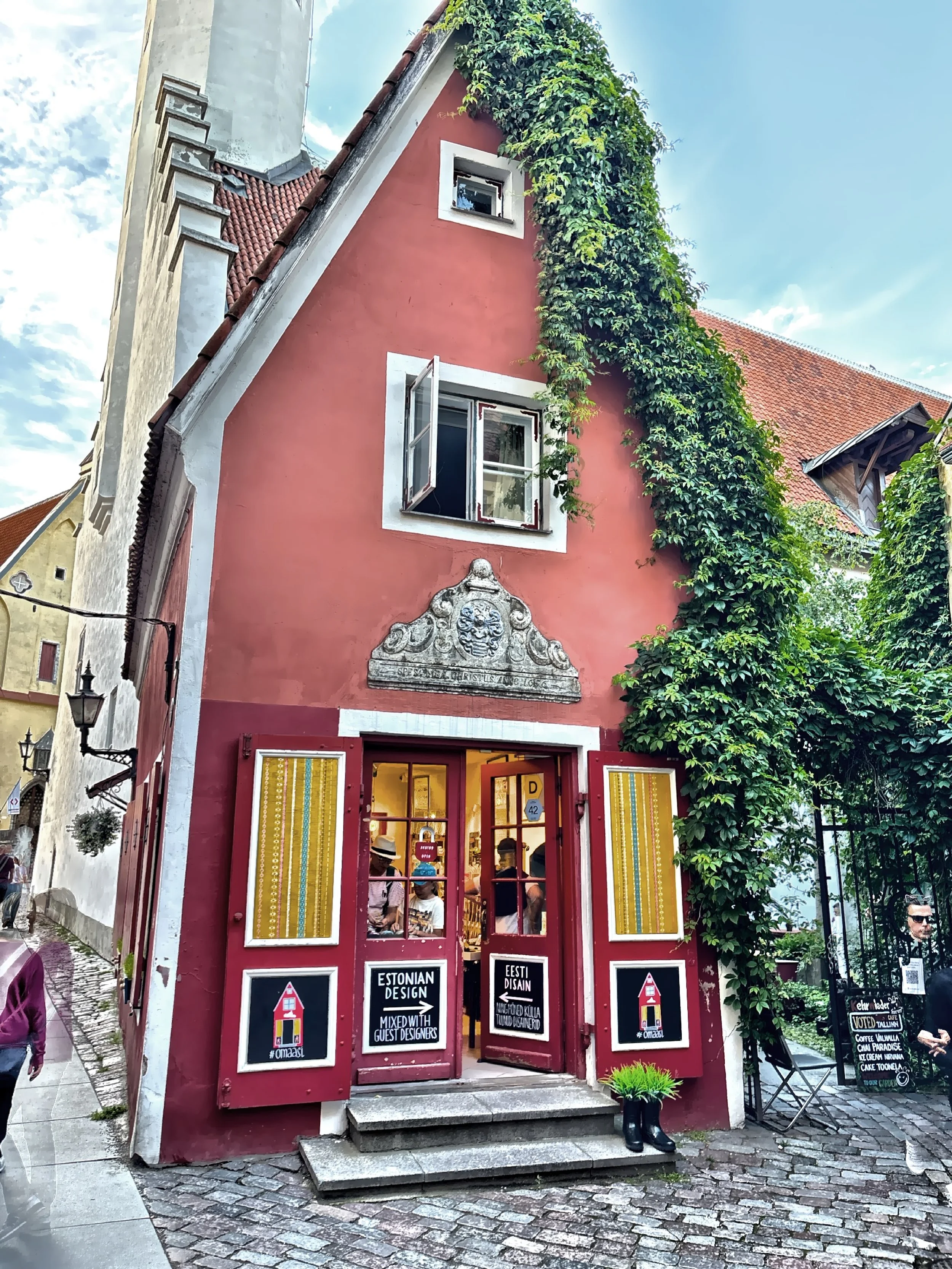  The Little Red House, built in 1656, is described as the smallest building on the shortest street in Old Town. 