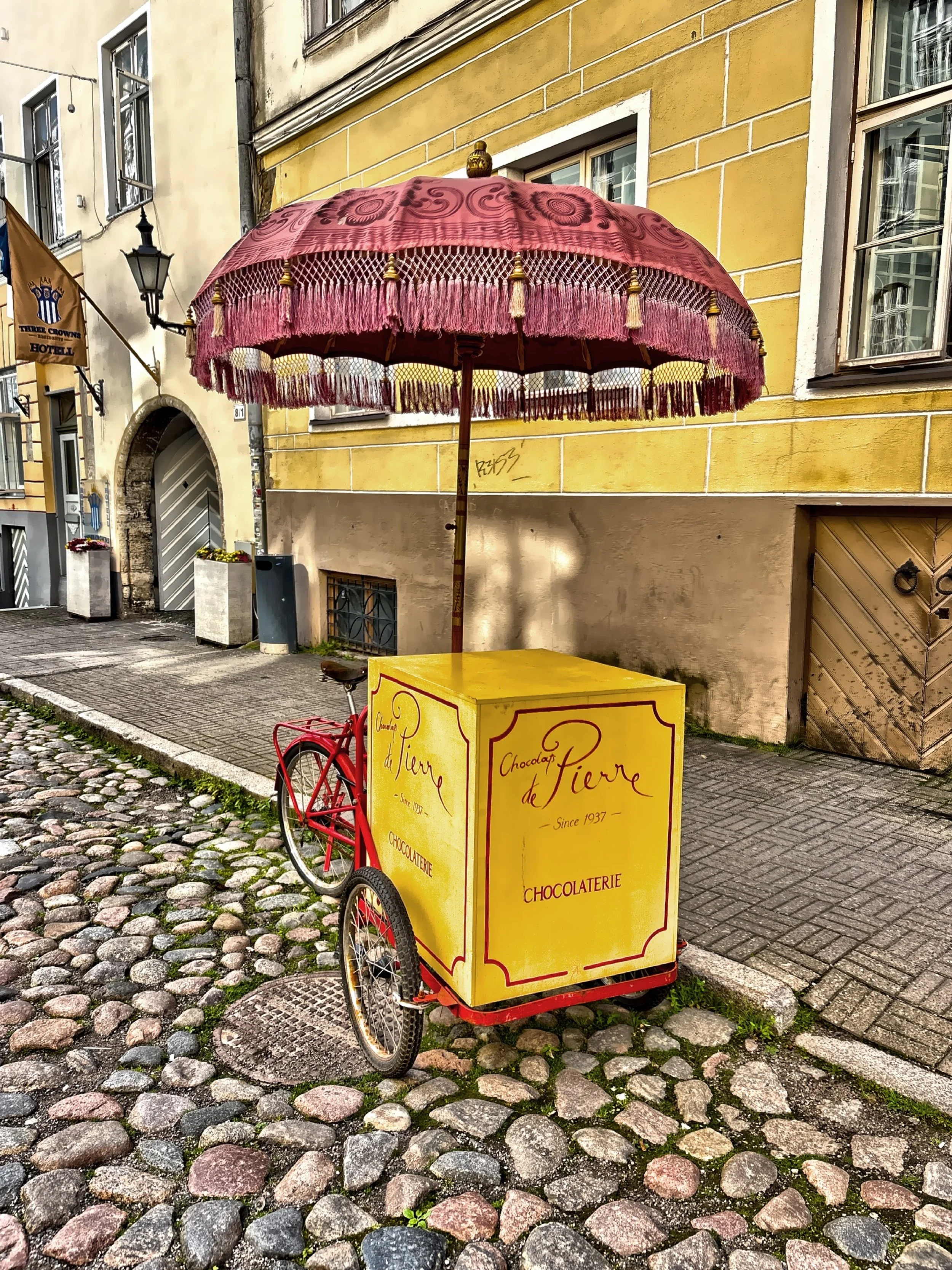  A vintage-style Chocolat de Pierre vendor’s cart. 