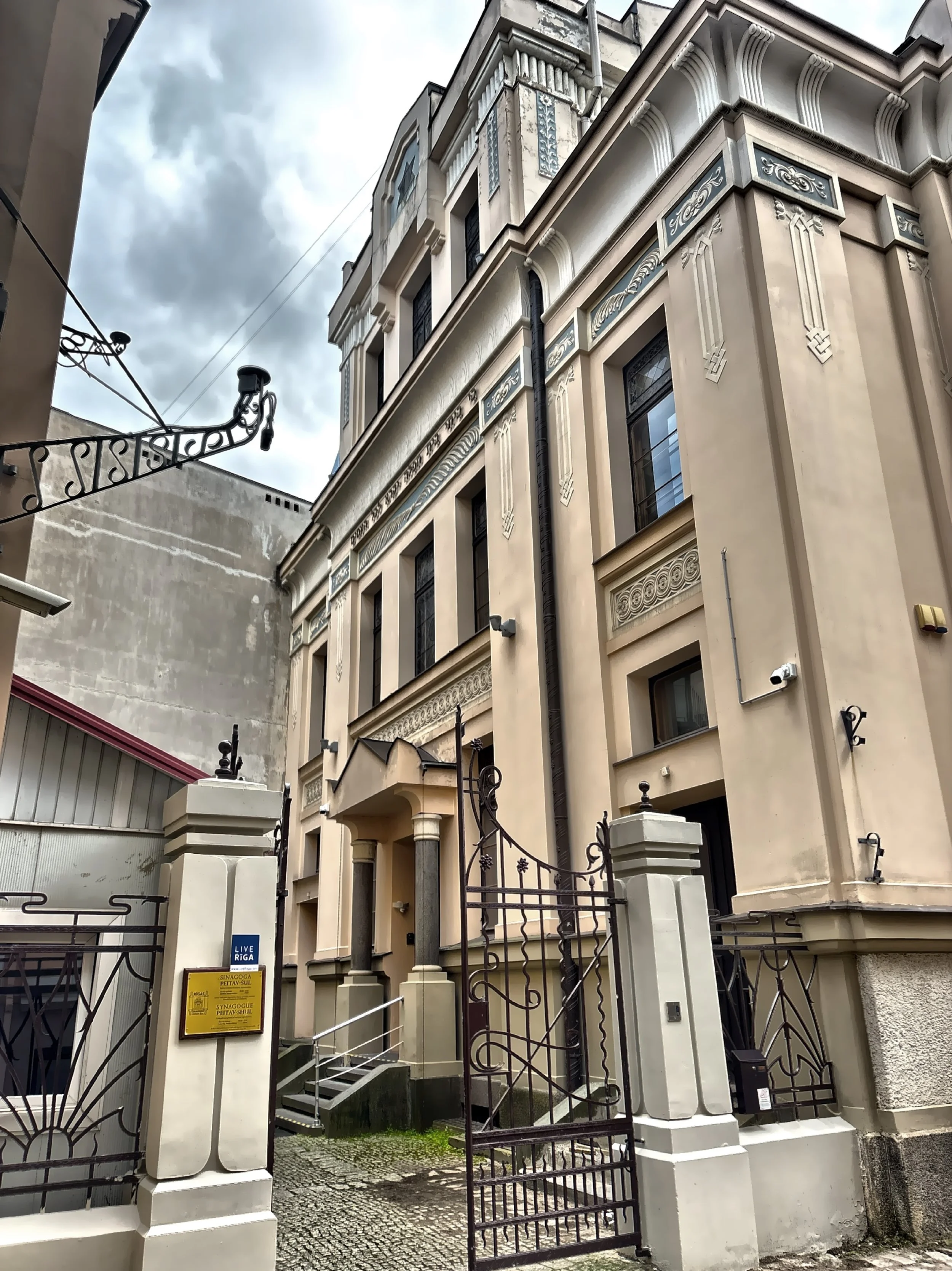  The exterior of the Peitav Synagogue built between 1903 and 1905. 