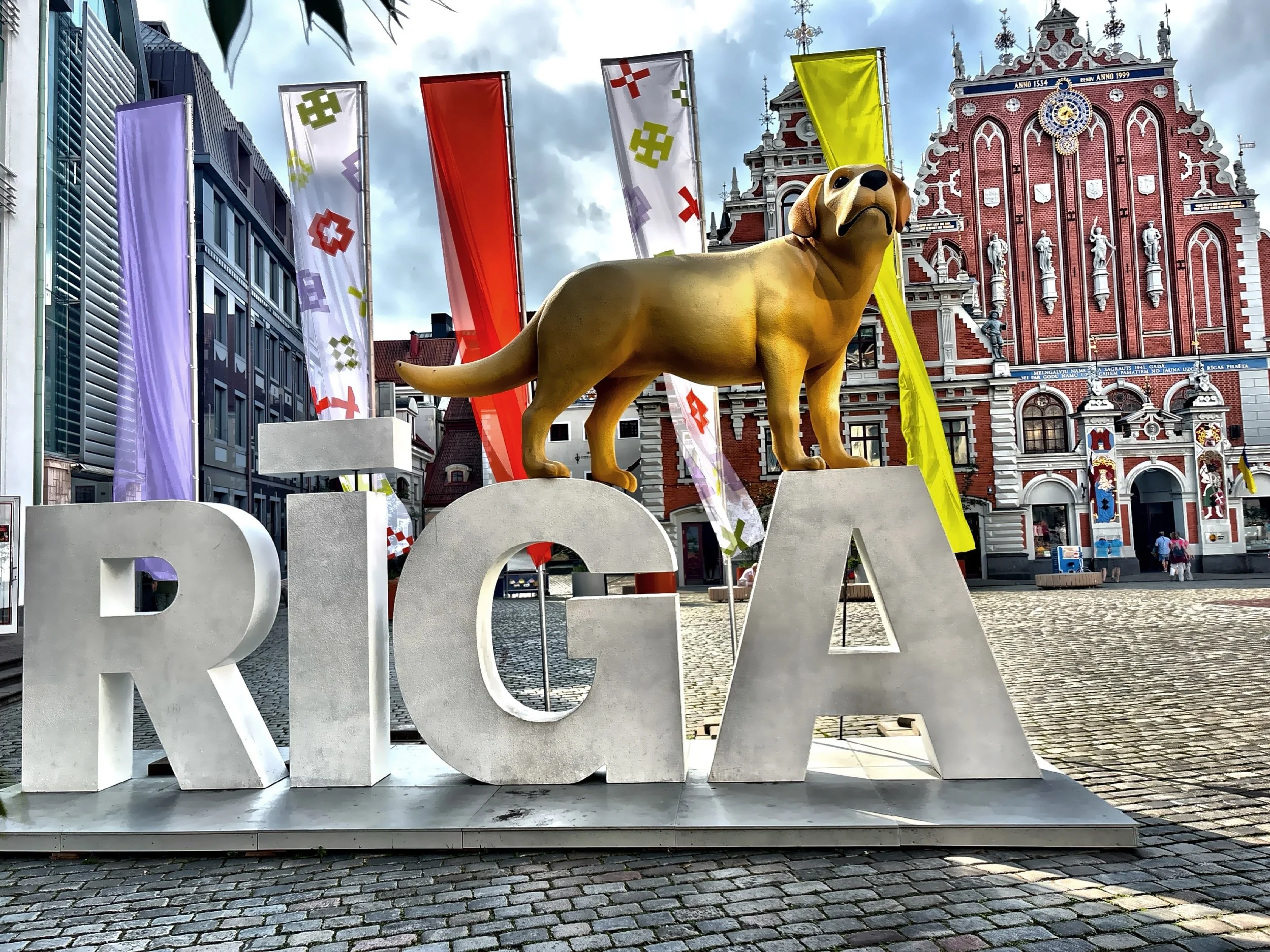  This well-know sculpture is a landmark in Old Town 