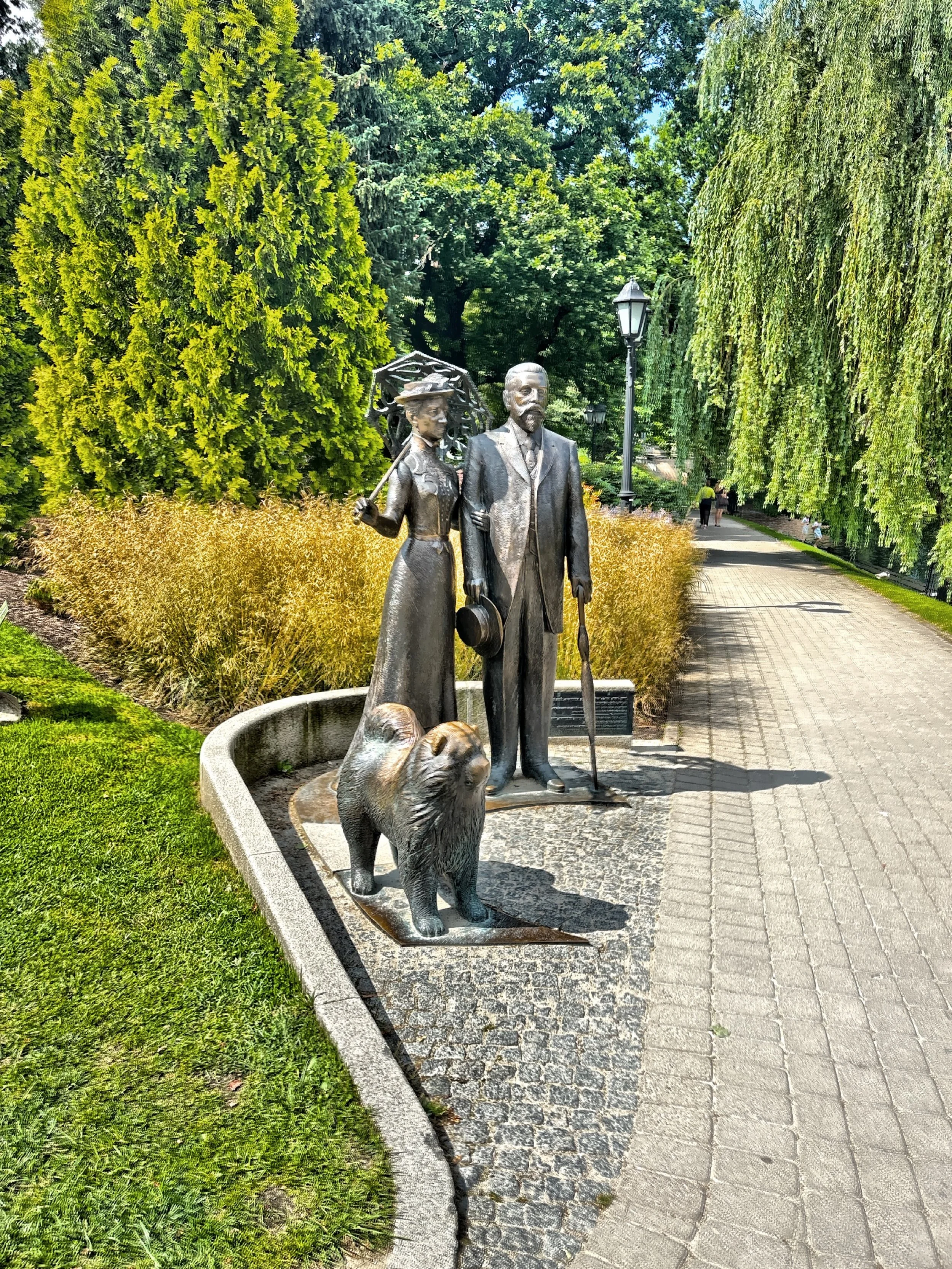  This monument depicts George Armistead, former mayor of Riga, with his wife Cecile Pychlau and their Chow Chow dog.  He is credited with modernizing the city.  The statue is located in the gardens by the Opera House. 