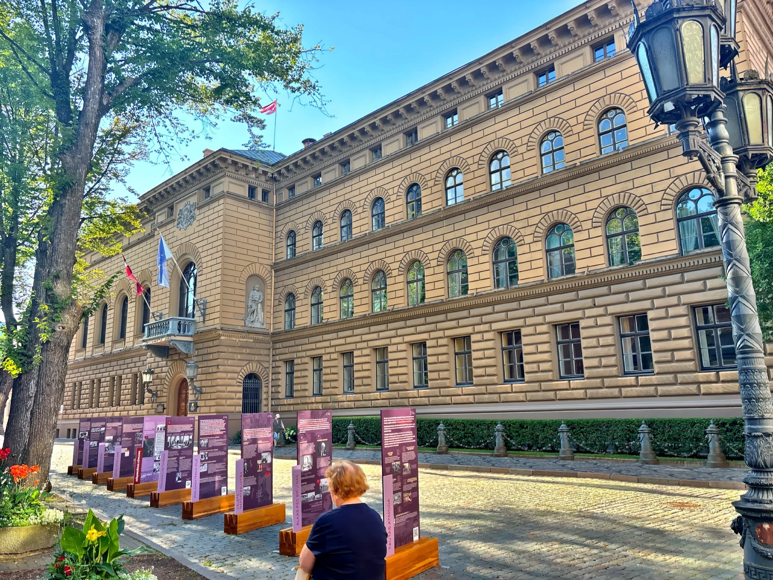  This building built between 1863 and 1867 houses the parliament since 1993. 