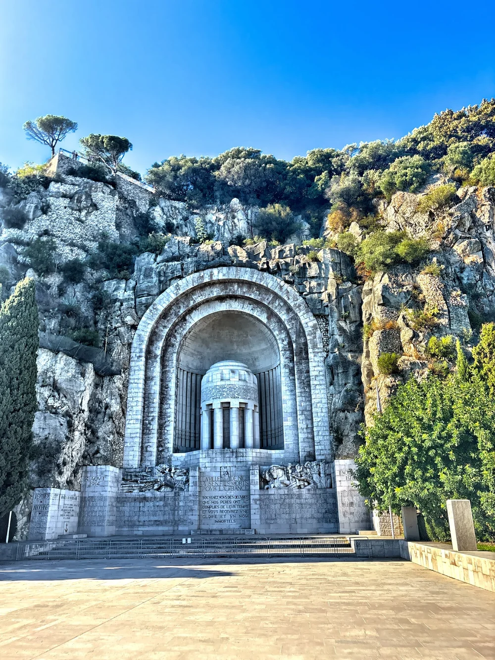 Carved into the rock face at the foot of Castle Hill in 1928, the Monument aux Morts de Rauba-Capeu honors the soldiers from Nice who died during World War I. 