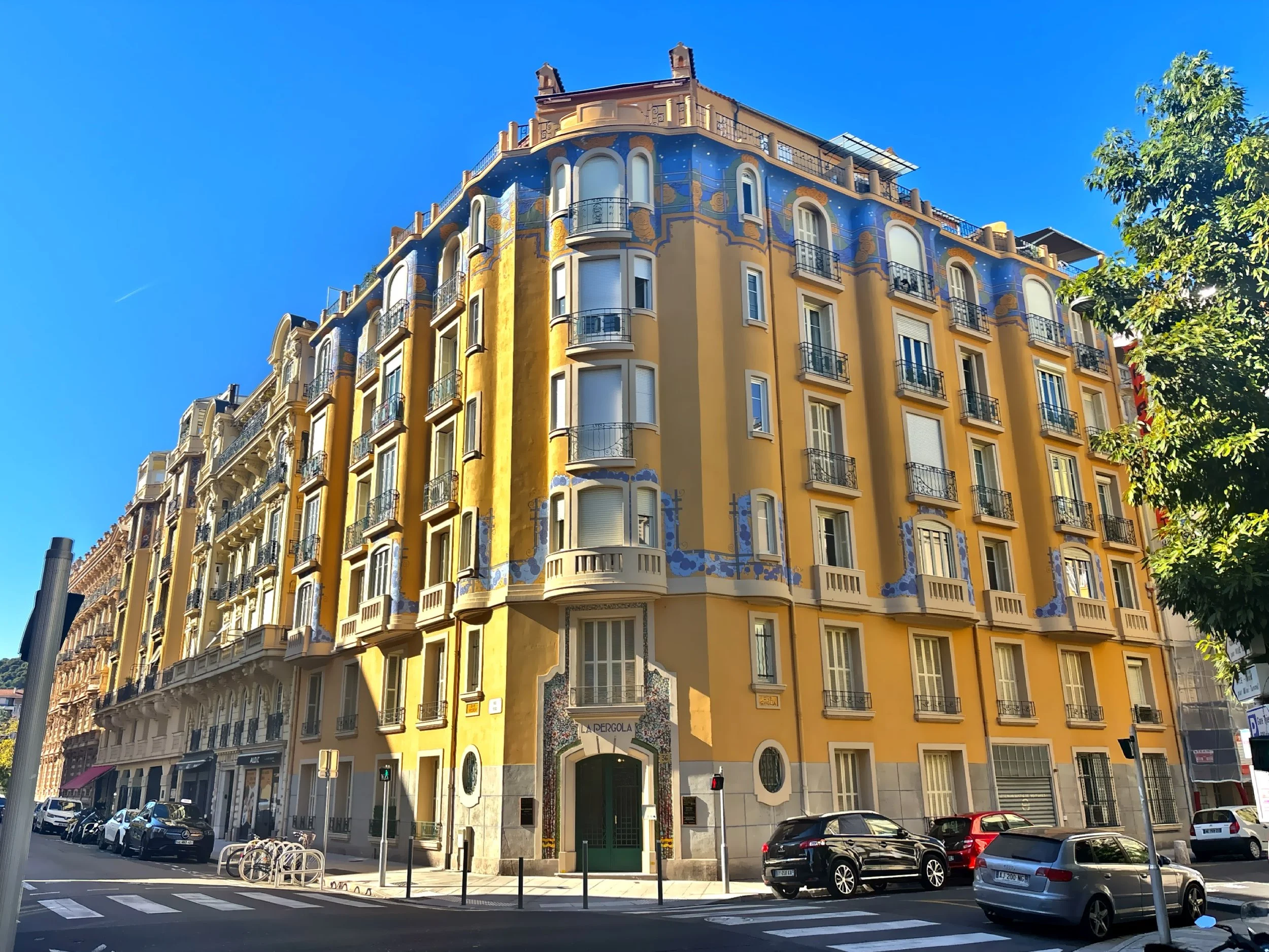  La Pergola, a notable Art Deco building, was constructed between 1924 and 1926 and was designed by Charles Dalmas. 