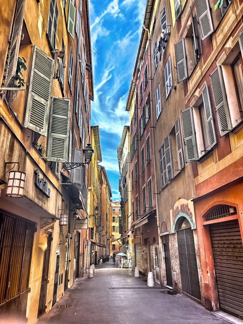  The streets of the Old Town, characterized by orche-colored facades filled with shops, restaurants and galleries. 